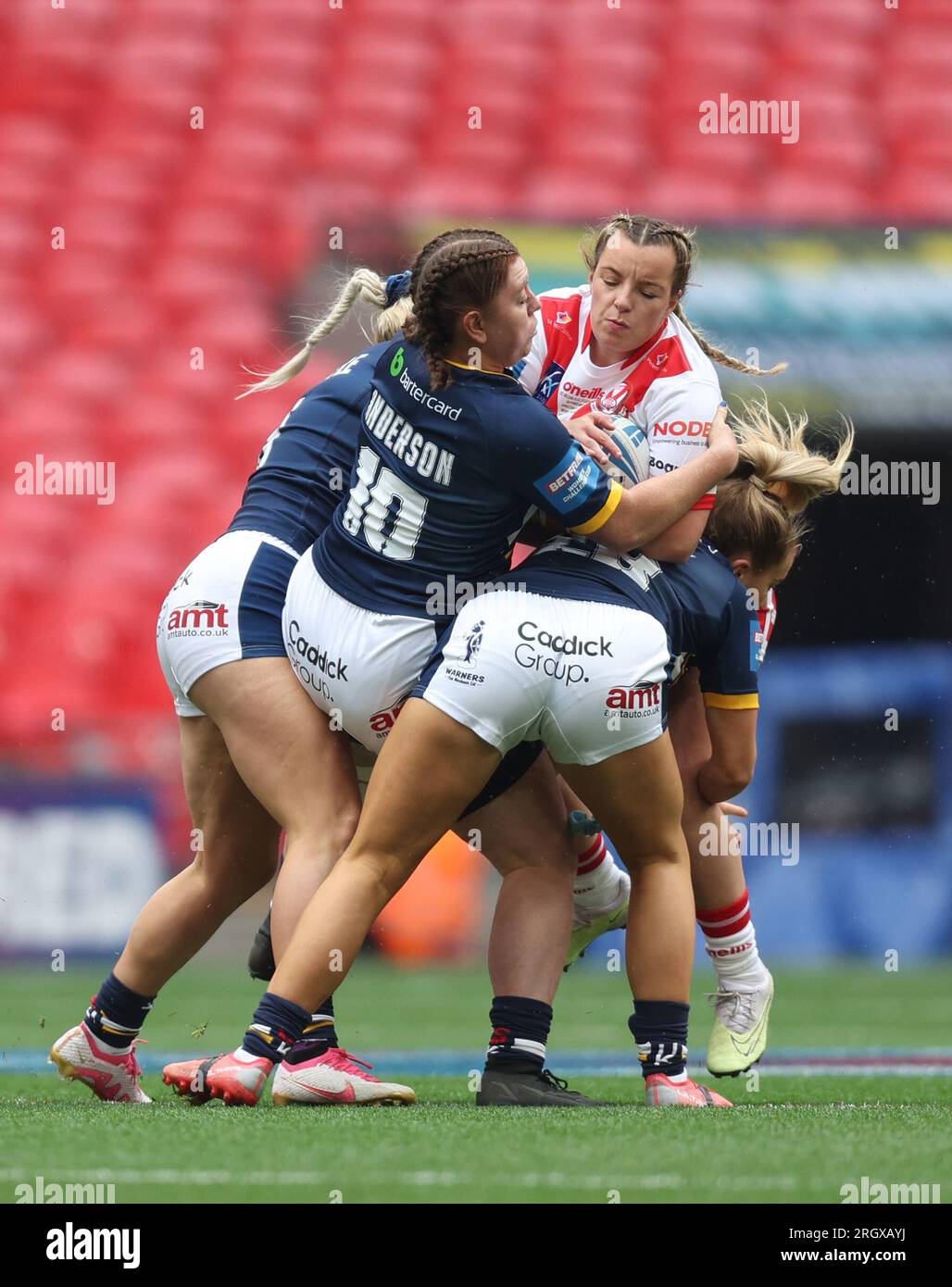 Danielle Anderson (au centre) et Lucy Murray (à droite) de Leeds Rhinos affrontent Philippa Birchall de St Helens lors de la finale de la Betfred Women's Challenge Cup à Wembley, Londres. Date de la photo : Samedi 12 août 2023. Banque D'Images