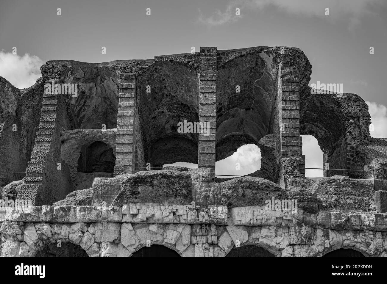 L'amphithéâtre Campanien est un amphithéâtre romain situé dans la ville de Santa Maria Capua Vetere - coïncidant avec l'ancienne Capoue - deuxième en siz Banque D'Images