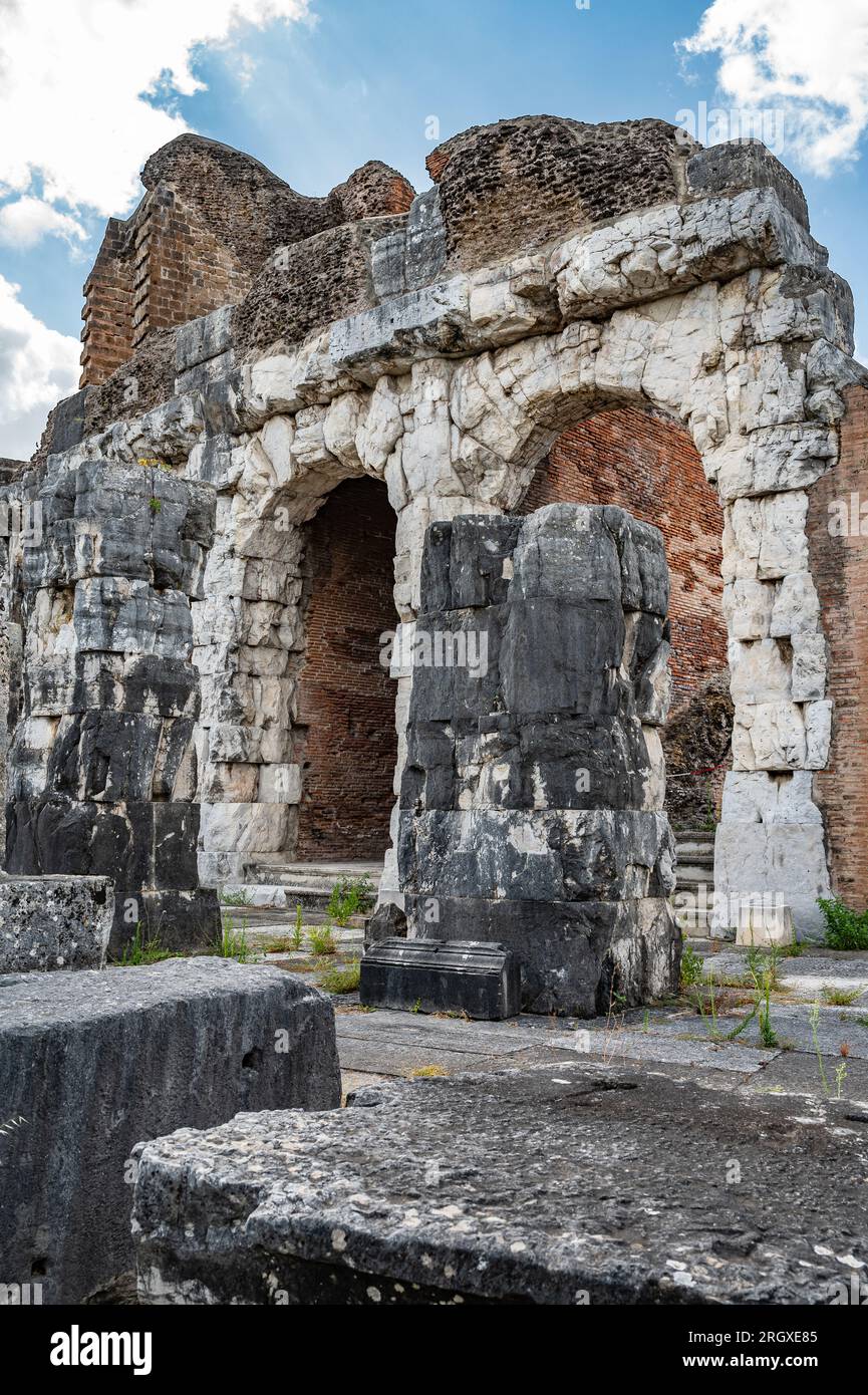 L'amphithéâtre Campanien est un amphithéâtre romain situé dans la ville de Santa Maria Capua Vetere - coïncidant avec l'ancienne Capoue - deuxième en siz Banque D'Images