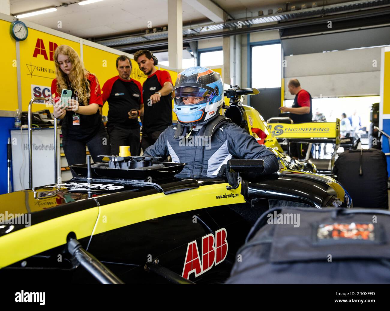 ASSEN - Nyck de Vries monte dans une voiture de Formule 2 avant un spectacle sur le circuit TT. L'ancien pilote de Formule 1 fait une démonstration lors du JACK'S Racing Day. ANP SEM VAN DER WAL crédit : ANP/Alamy Live News Banque D'Images