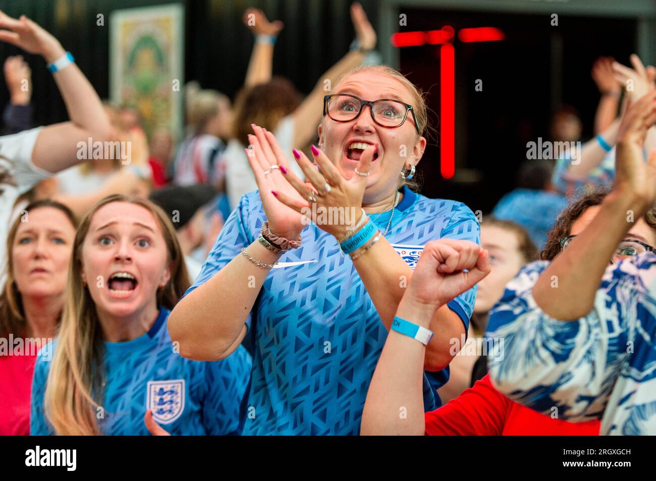 Londres, Royaume-Uni. 12 août 2023. Les supporters de l'Angleterre à BOXPARK à Shoreditch célèbrent l'égaliseur de l'Angleterre lors de la première moitié de la diffusion en direct sur grand écran du match de quart de finale de l'Angleterre contre la Colombie lors de la coupe du monde féminine de la FIFA 2023, qui se joue en Australie et en Nouvelle-Zélande. Score de mi-temps 1-1. Crédit : Stephen Chung / Alamy Live News Banque D'Images