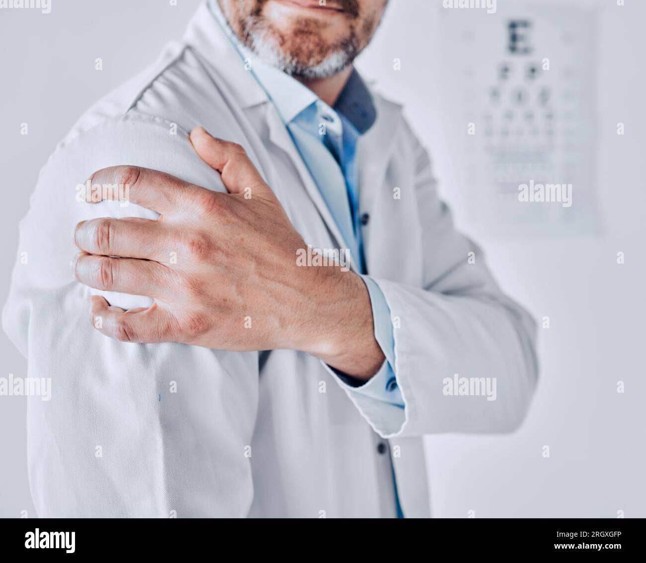 Docteur homme, douleur à l'épaule et main avec blessure de stress, fatigue et burnout au travail d'optométrie en clinique. Ophtalmologiste, urgence ou accident avec Banque D'Images