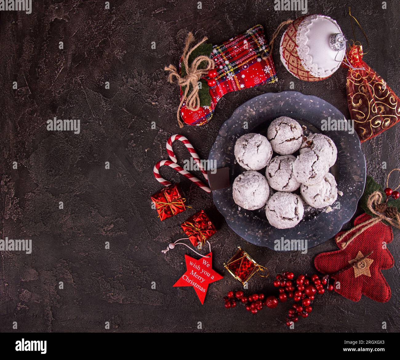 Boules de Noël traditionnel chocolat amande cookies biscuits recouverts de sucre en poudre. Thé russe des gâteaux, biscuits, Mariage mexicains.« Butterballs » Banque D'Images