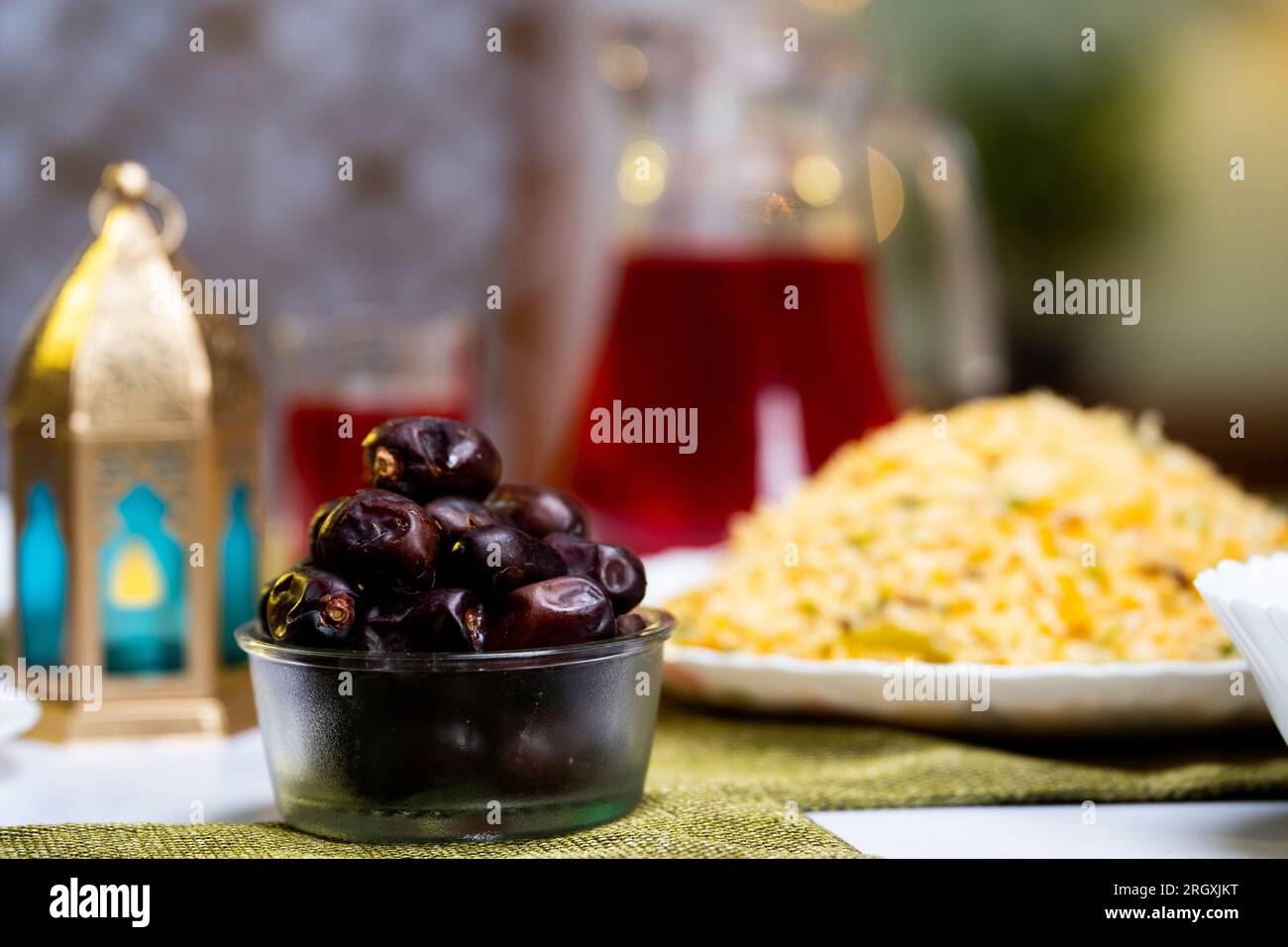 Gros plan des dates placées sur la table à manger pour manger après le jeûne pendant le dîner du festival du ramadan - concept de dîner de l'iftar, du ramadan et de la tradition Banque D'Images