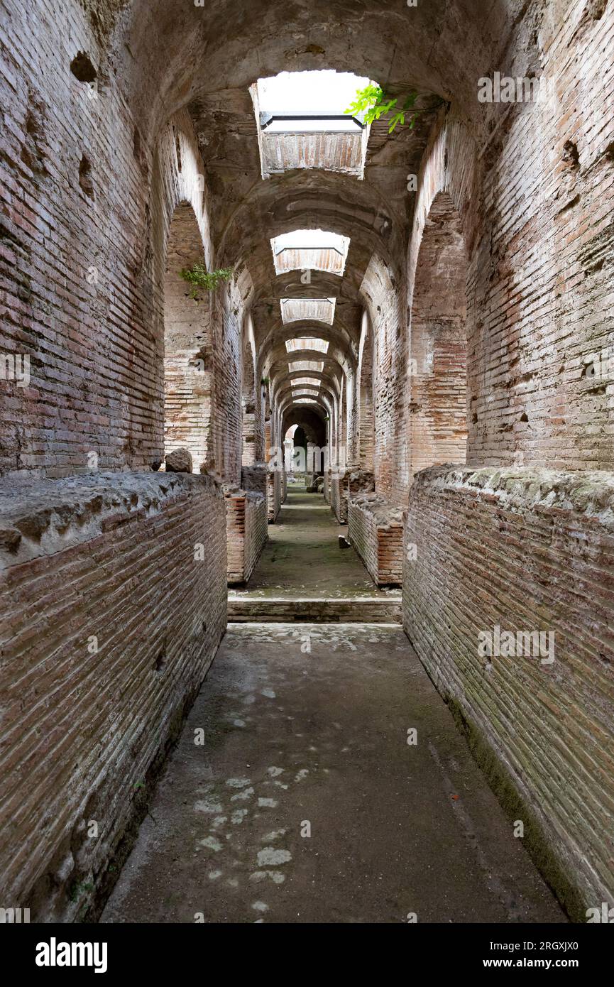 L'amphithéâtre Campanien est un amphithéâtre romain situé dans la ville de Santa Maria Capua Vetere - coïncidant avec l'ancienne Capoue - deuxième en siz Banque D'Images