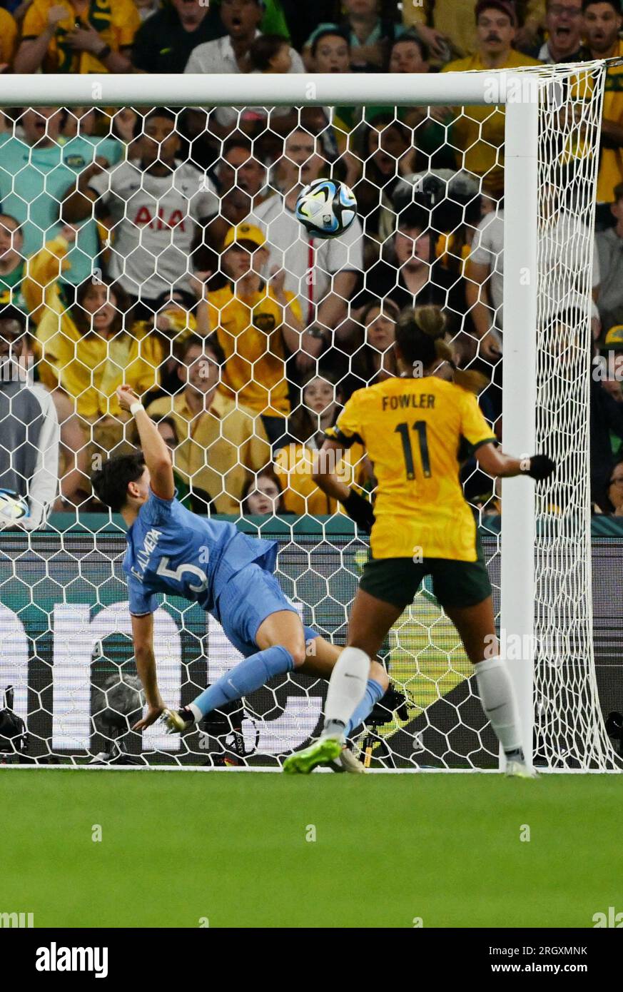 Brisbane, Australie. 12 août 2023. La française ELISA de Almeida (L) concourt au match de quart de finale entre l'Australie et la France à la coupe du monde féminine de la FIFA 2023 à Brisbane, Australie, le 12 août 2023. Crédit : Li Yibo/Xinhua/Alamy Live News Banque D'Images Brisbane, Australie. 12 août 2023. La française ELISA de Almeida (L) concourt au match de quart de finale entre l'Australie et la France à la coupe du monde féminine de la FIFA 2023 à Brisbane, Australie, le 12 août 2023. Crédit : Li Yibo/Xinhua/Alamy Live News Banque D'Images