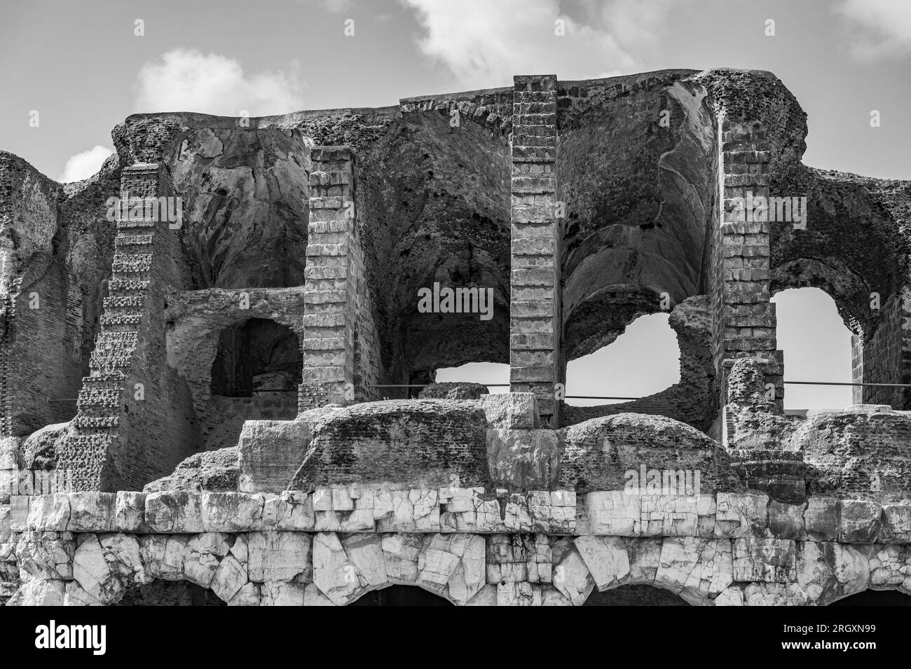 L'amphithéâtre Campanien est un amphithéâtre romain situé dans la ville de Santa Maria Capua Vetere - coïncidant avec l'ancienne Capoue - deuxième en siz Banque D'Images