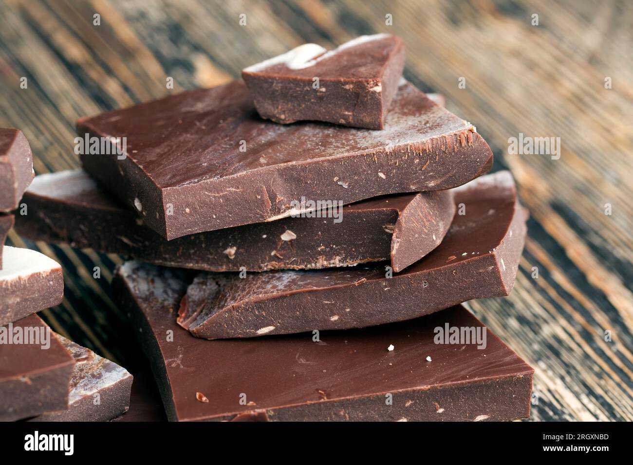 brisés en morceaux de chocolat maison fait de beurre de cacao et de poudre  de cacao, de vrai chocolat au lait avec du lait en poudre Photo Stock -  Alamy