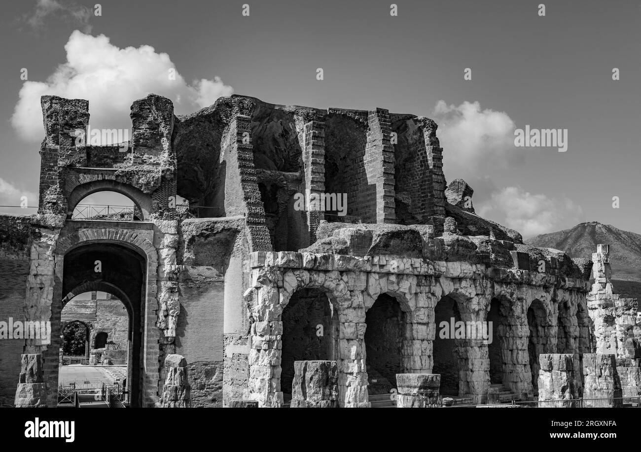 L'amphithéâtre Campanien est un amphithéâtre romain situé dans la ville de Santa Maria Capua Vetere - coïncidant avec l'ancienne Capoue - deuxième en siz Banque D'Images