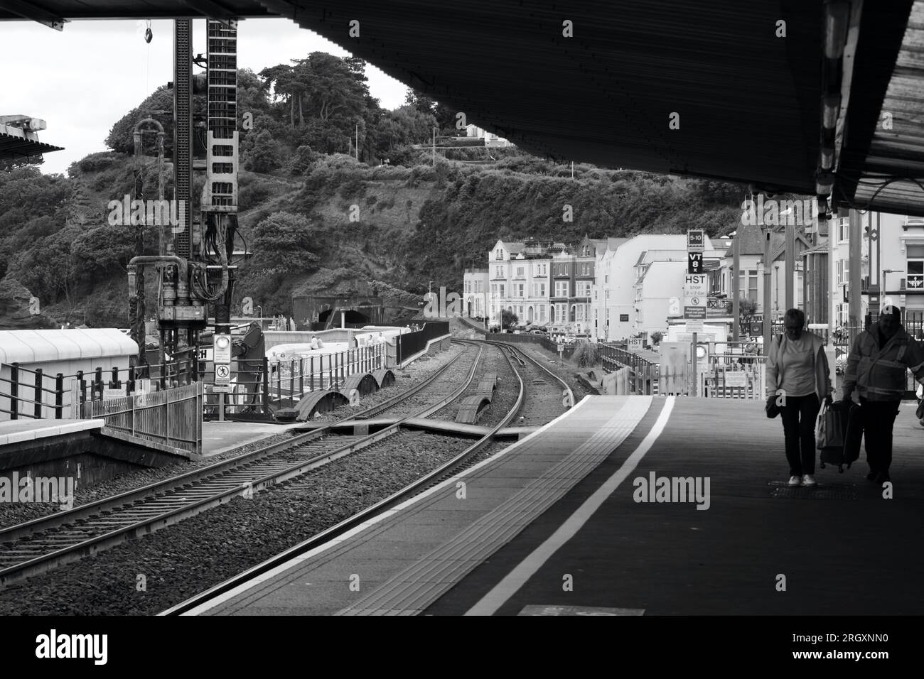 Gare de Dawlish avec la ligne qui longe la côte, également connue sous le nom de Riviera Line. Banque D'Images