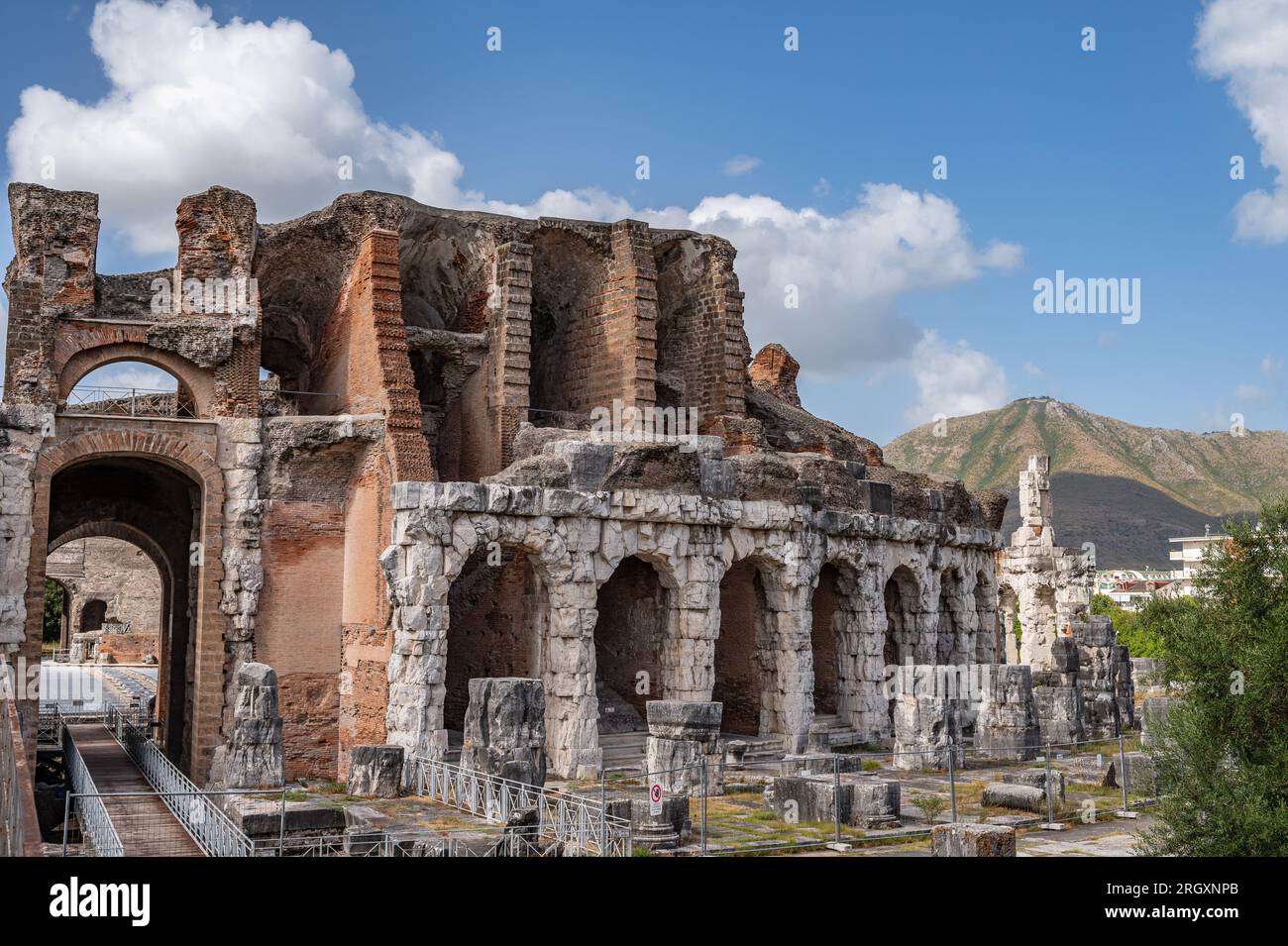 L'amphithéâtre Campanien est un amphithéâtre romain situé dans la ville de Santa Maria Capua Vetere - coïncidant avec l'ancienne Capoue - deuxième en siz Banque D'Images