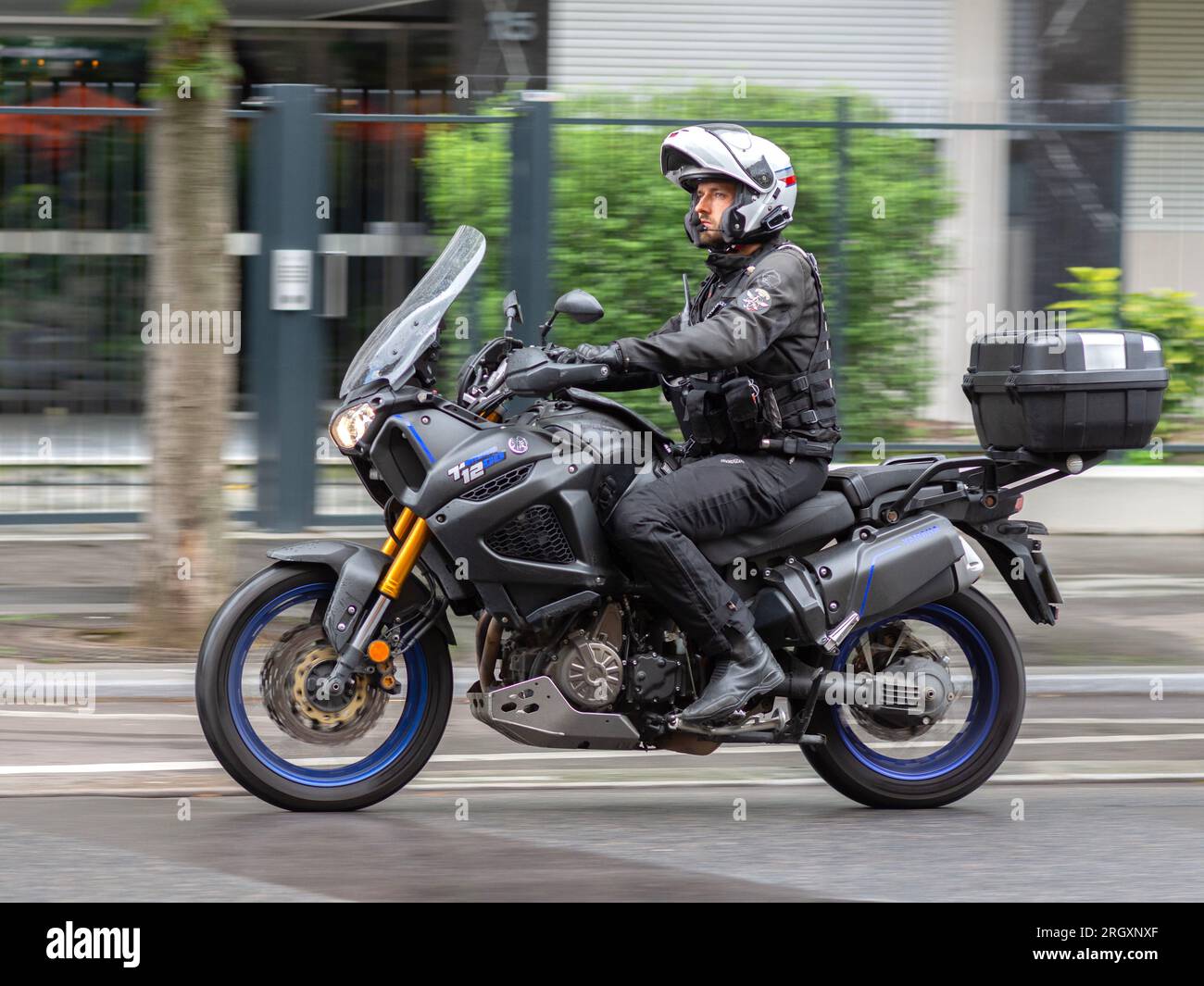 Policier conduisant une moto Yamaha Tenere 1200 non marquée le long de la rue de la ville - Paris 16, France. Banque D'Images