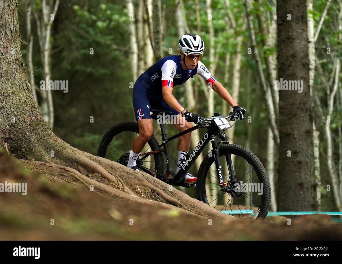 La française Pauline Ferrand-Prevot avant de remporter l'or dans la course olympique de cross-country féminine lors de la dixième journée des Championnats du monde de cyclisme UCI 2023 à Glentress Forest. Date de la photo : Samedi 12 août 2023. Banque D'Images