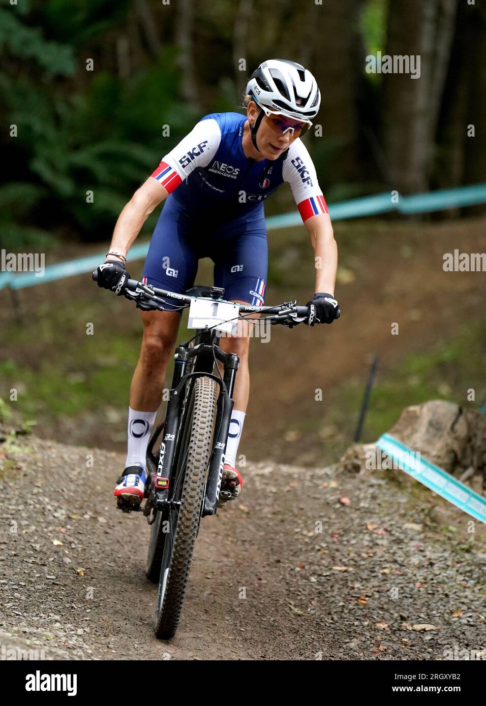 La française Pauline Ferrand-Prevot avant de remporter l'or dans la course olympique de cross-country féminine lors de la dixième journée des Championnats du monde de cyclisme UCI 2023 à Glentress Forest. Date de la photo : Samedi 12 août 2023. Banque D'Images