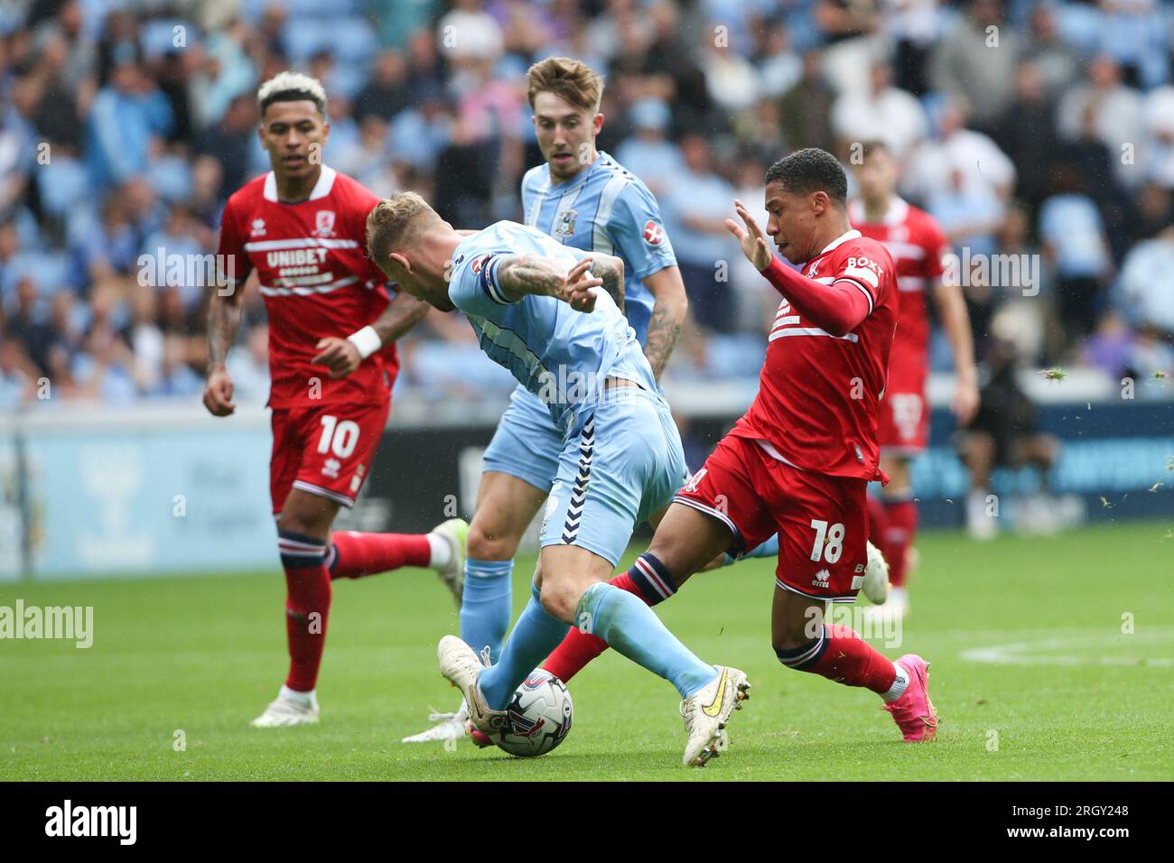 Coventry, Royaume-Uni. 12 août 2023. Samuel Silvera #18 de Middlesbrough est attaqué par Kyle McFadzean #5 de Coventry City lors du Sky Bet Championship Match Coventry City vs Middlesbrough à Coventry Building Society Arena, Coventry, Royaume-Uni, le 12 août 2023 (photo de Arron Gent/News Images) à Coventry, Royaume-Uni le 8/12/2023. (Photo Arron Gent/News Images/Sipa USA) crédit : SIPA USA/Alamy Live News Banque D'Images