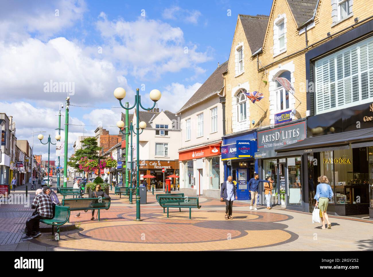 Scunthorpe High Street avec des gens faisant du shopping dans le centre-ville de Scunthorpe Scunthorpe North Lincolnshire Angleterre UK GB Europe Banque D'Images