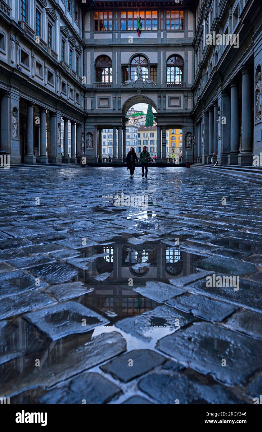Réflexion nocturne dans la cour de la galerie des Offices sur une soirée humide, Florence Banque D'Images