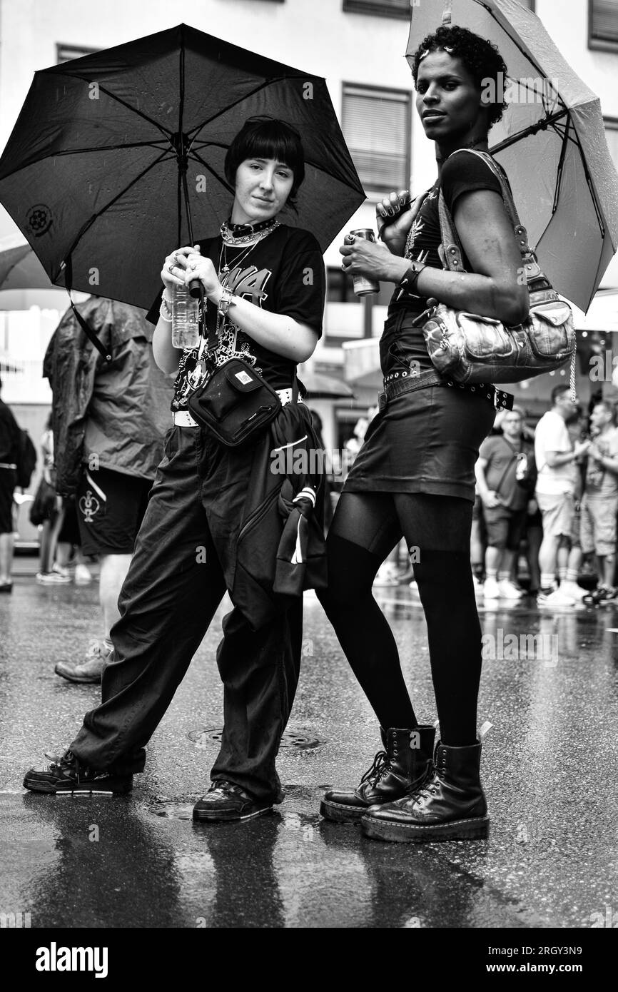 Célébrer la diversité et les droits lors de la CSD annuelle à Francfort. Ces photos capturent la joie et l’unité de la communauté LGBTIQ. Banque D'Images