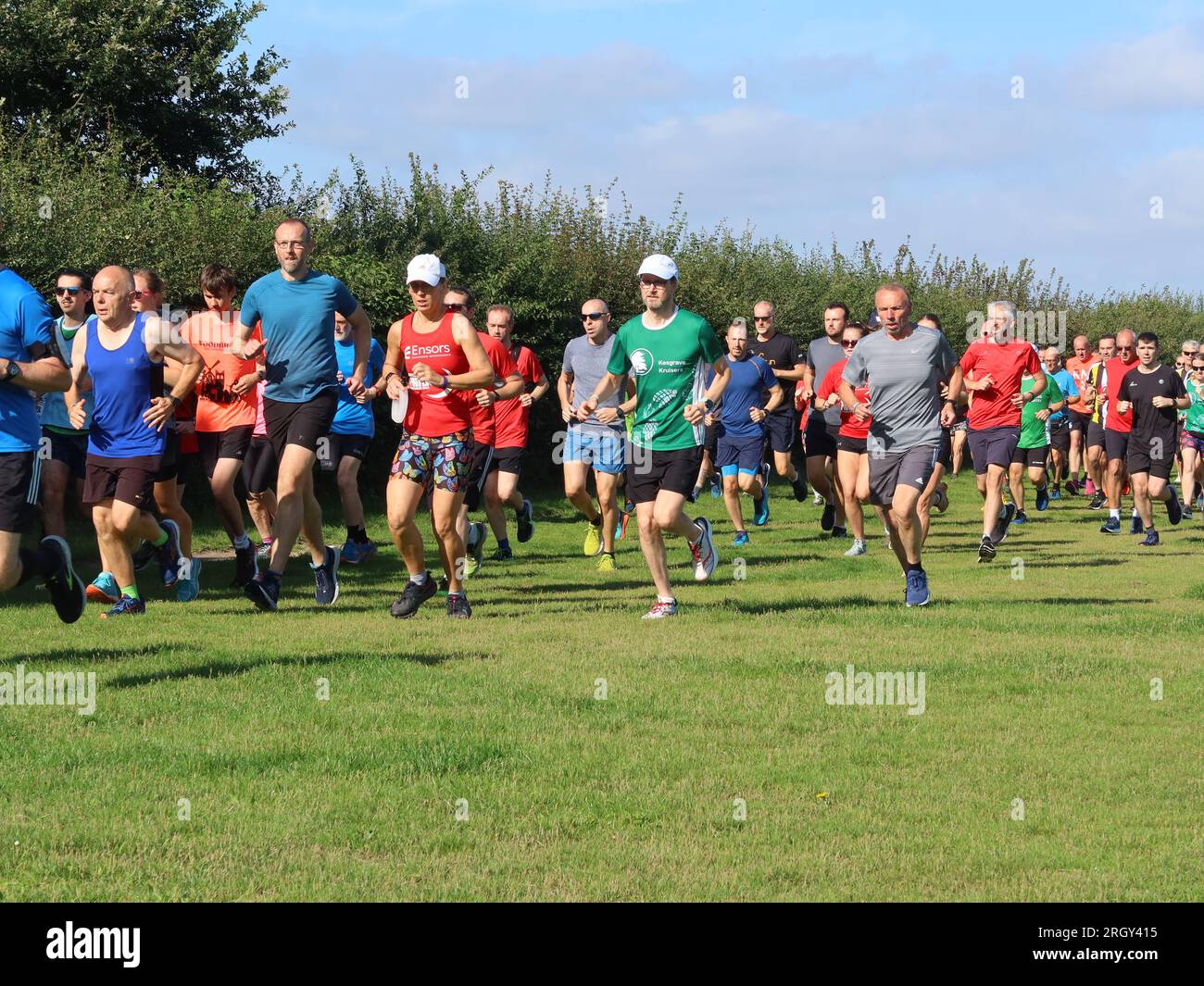 Kesgrave, Suffolk - 12 août 2023 : 400e Park Run de Kesgrave au Millennium Field. Groupe de coureurs de tous âges. Banque D'Images