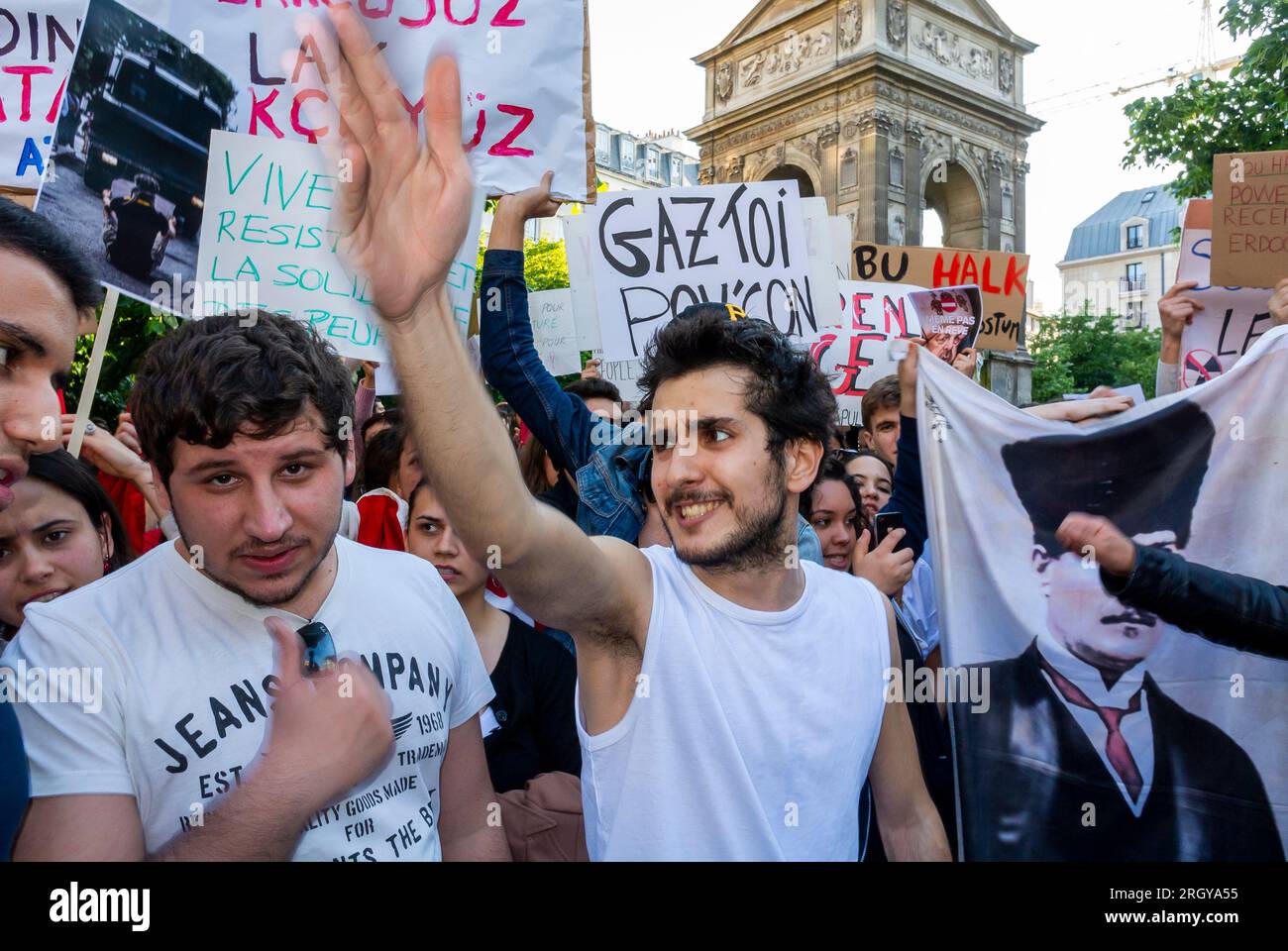 Paris, France, grande foule de gens, manifestant dans la rue, manifestation contre Erdogan, président de la Turquie, par la communauté turque à Paris, tenant des panneaux de protestation, politique internationale Banque D'Images