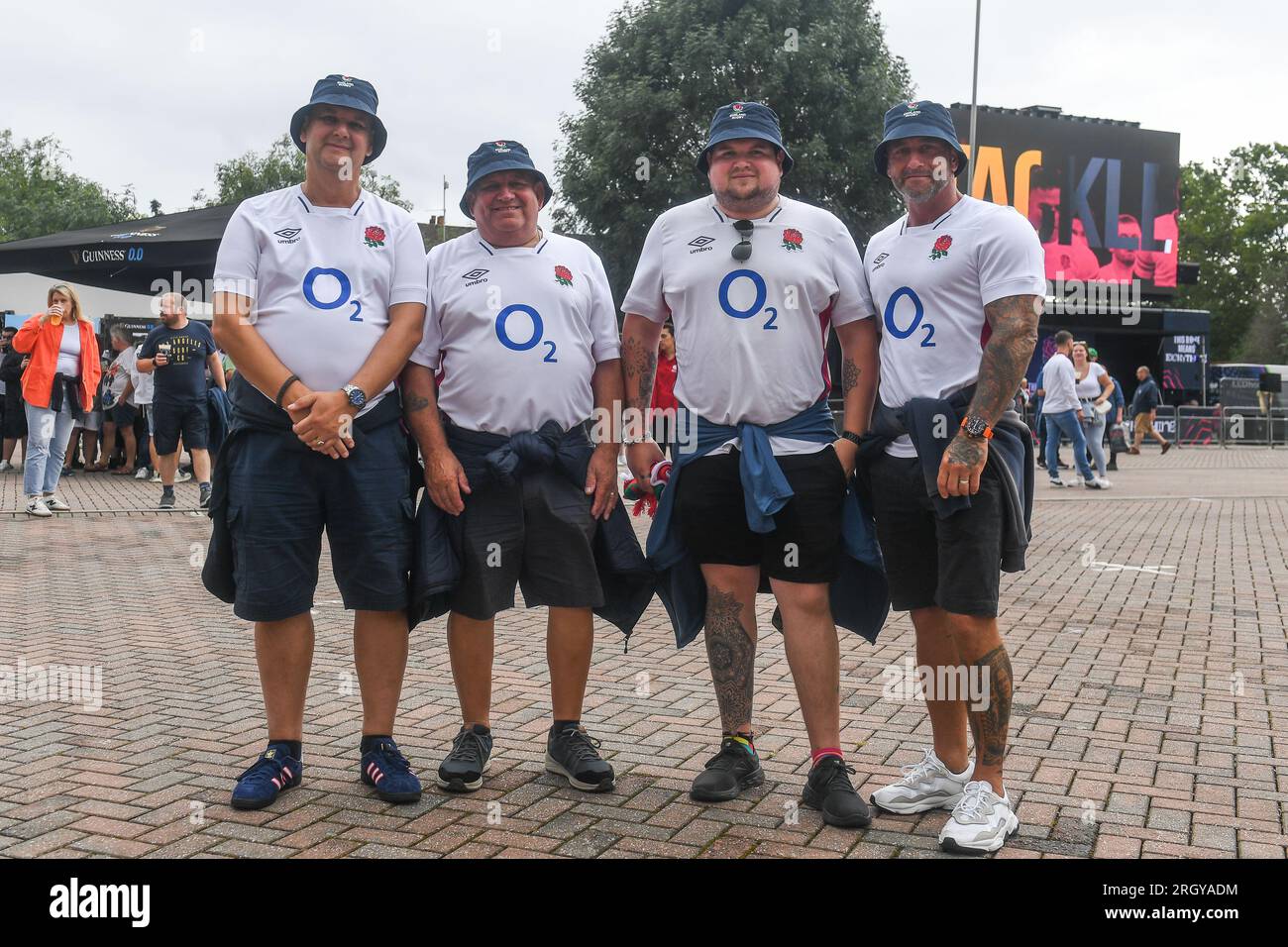 Les fans d'Angleterre commencent à arriver avant le match de la Summer Series 2023 Angleterre vs pays de Galles au Twickenham Stadium, Twickenham, Royaume-Uni. 12 août 2023. (Photo de Mike Jones/News Images) dans, le 8/12/2023. (Photo de Mike Jones/News Images/Sipa USA) crédit : SIPA USA/Alamy Live News Banque D'Images