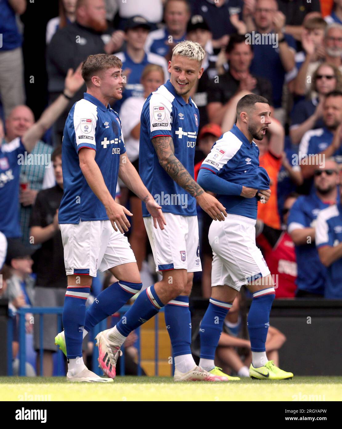 Luke Woolfenden d'Ipswich Town (au centre) célèbre avoir marqué le premier but de leur équipe avec ses coéquipiers Leif Davis et Conor Chaplin lors du Sky Bet Championship Match à Portman Road, Ipswich. Date de la photo : Samedi 12 août 2023. Banque D'Images