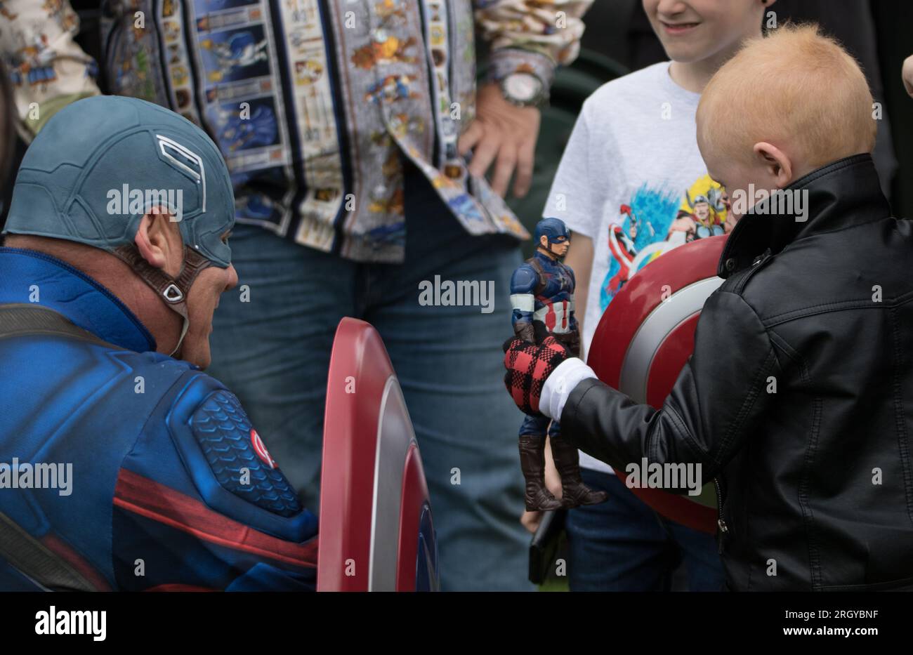 Eastbourne, East Sussex, Royaume-Uni. 12 août 2023. Des centaines de motocyclistes, de groupes de motocyclettes et de véhicules anciens de toute la région se réunissent pour participer à une collecte de fonds pour 6 ans Alfie d’Eastbourne qui lutte contre une tumeur cérébrale depuis 2017. Les coureurs qui escorteront Alfie dans les parties de l'East Sussex pour amasser des fonds pour aider Alfie à traiter la tumeur qui a maintenant un impact sur sa vue. Les fonds récoltés serviront également à financer un voyage à Disneyland pour Alfie et sa famille. Crédit : Newspics UK South/Alamy Live News Banque D'Images