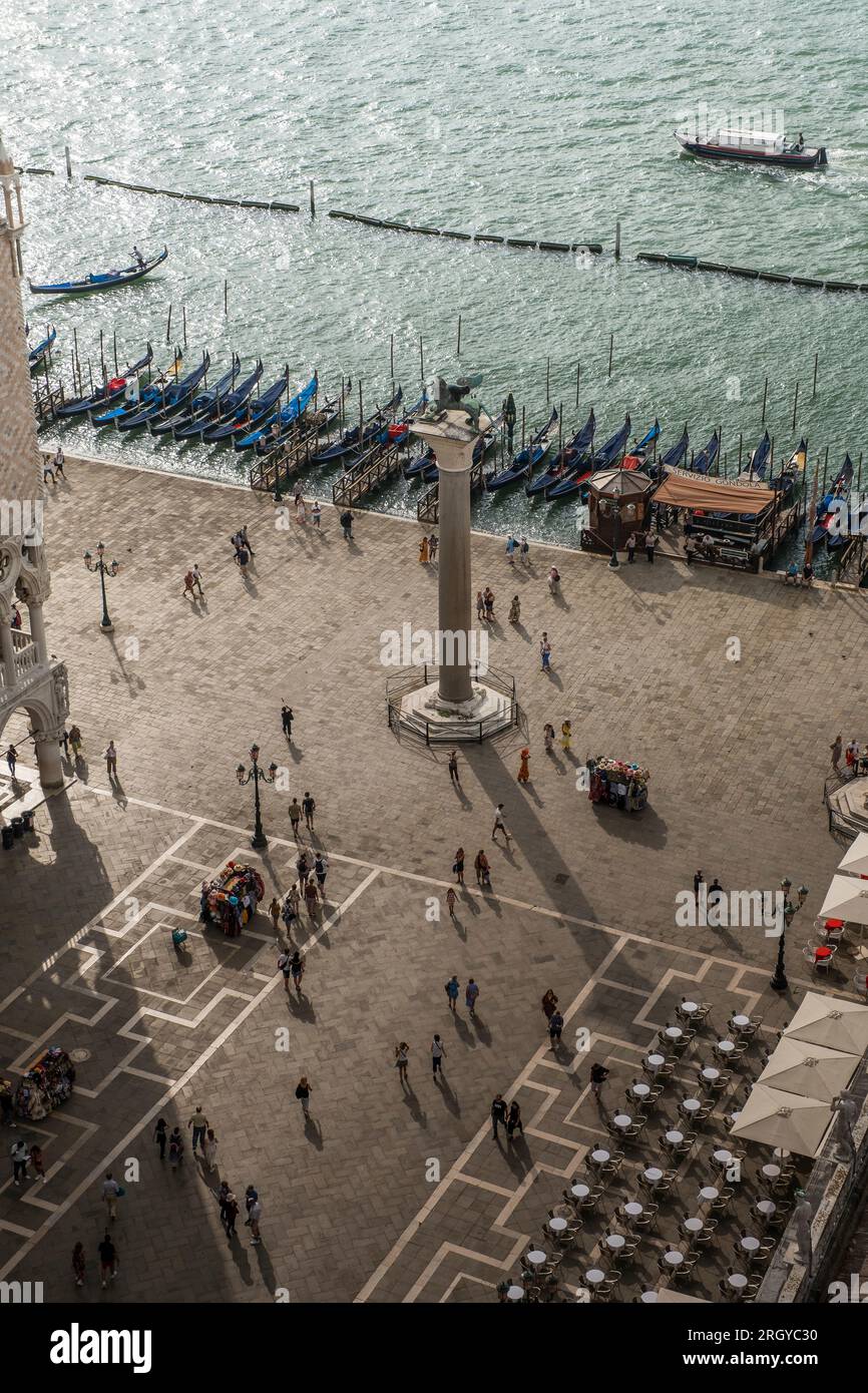 Les gens apprécient l'emblématique St. Mark's Square à Venise Banque D'Images