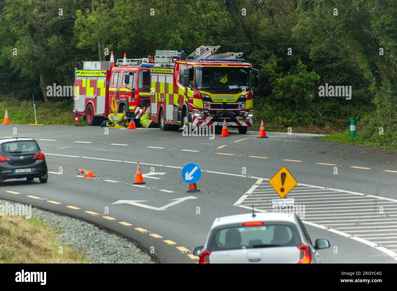 Bantry, West Cork Ireland, samedi 12 août 2023 ; Un motocycliste a été transporté par avion à l'hôpital à la suite d'une collision avec une voiture sur la route N71 entre Bantry et Ballydehob. Les pompiers de Bantry et Skibbereen ainsi que les équipes d'ambulance et les Gardaí de Bantry et le Coast Guard Helicopter Rescue 115 basé à Shannon ont été chargés sur les lieux. Le conducteur de la voiture a été soigné pour choc et le motocycliste ainsi que sa passagère ont été emmenés à CUH avec de graves blessures par l'hélicoptère de la Garde côtière. La route reste fermée pour un examen technique. Crédit ; Ed/Alamy Live News Banque D'Images