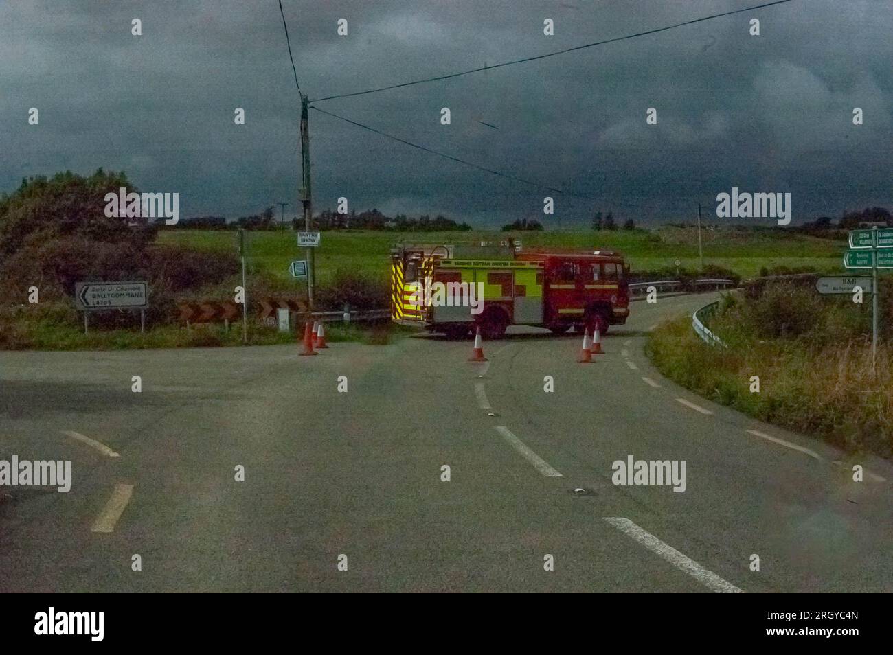 Bantry, West Cork Ireland, samedi 12 août 2023 ; Un motocycliste a été transporté par avion à l'hôpital à la suite d'une collision avec une voiture sur la route N71 entre Bantry et Ballydehob. Les pompiers de Bantry et Skibbereen ainsi que les équipes d'ambulance et les Gardaí de Bantry et le Coast Guard Helicopter Rescue 115 basé à Shannon ont été chargés sur les lieux. Le conducteur de la voiture a été soigné pour choc et le motocycliste ainsi que sa passagère ont été emmenés à CUH avec de graves blessures par l'hélicoptère de la Garde côtière. La route reste fermée pour un examen technique. Crédit ; Ed/Alamy Live News Banque D'Images