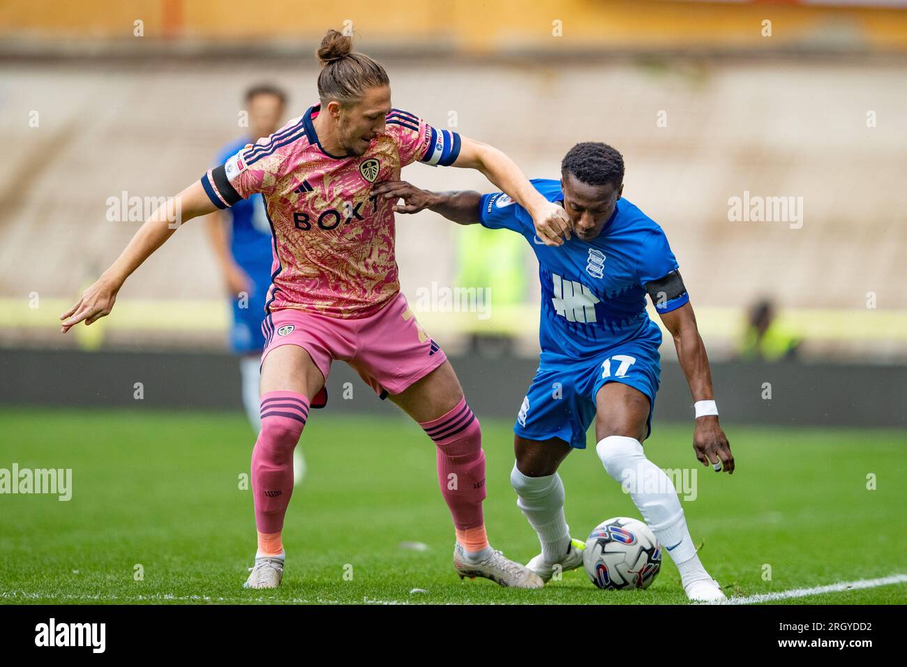 Siriki Dembl de Birmingham et Luke Ayling de Leeds en action lors du match du championnat Sky Bet entre Birmingham City et Leeds United à St Andrews, Birmingham le samedi 12 août 2023. (Photo : Gustavo Pantano | MI News) crédit : MI News & Sport / Alamy Live News Banque D'Images