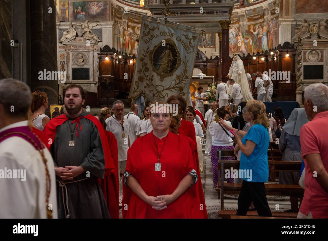 31 juillet 2023 - Rome, Italie : célébration solennelle et procession dans les rues de Trastevere en l'honneur de Madonna del Carmine, notre-Dame des citoyens romains appelée 'de Noantri'. Les porteurs de la statue pesant 1,6 tonnes, sont la Vénérable Confraternité du Saint Sacrement et Maria del Carmine in Trastevere. La fête a été officiellement instituée en 1927, mais les origines remontent au 16e siècle. En 1535, après une inondation, une statue de Marie sculptée dans du bois de cèdre a été découverte le long des rives du Tibre. © Andrea Sabbadini Banque D'Images