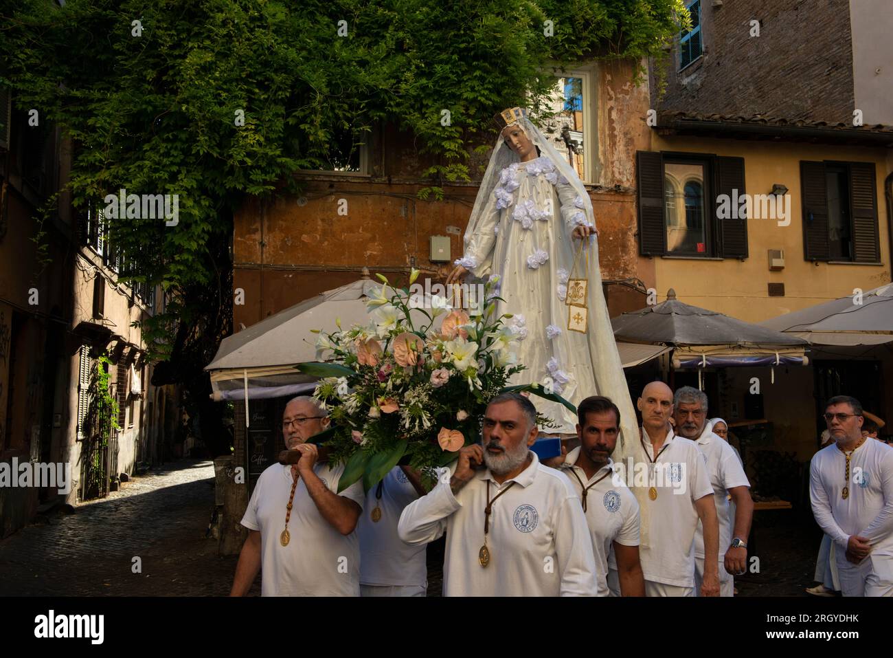 31 juillet 2023 - Rome, Italie : célébration solennelle et procession dans les rues de Trastevere en l'honneur de Madonna del Carmine, notre-Dame des citoyens romains appelée 'de Noantri'. Les porteurs de la statue pesant 1,6 tonnes, sont la Vénérable Confraternité du Saint Sacrement et Maria del Carmine in Trastevere. La fête a été officiellement instituée en 1927, mais les origines remontent au 16e siècle. En 1535, après une inondation, une statue de Marie sculptée dans du bois de cèdre a été découverte le long des rives du Tibre. © Andrea Sabbadini Banque D'Images