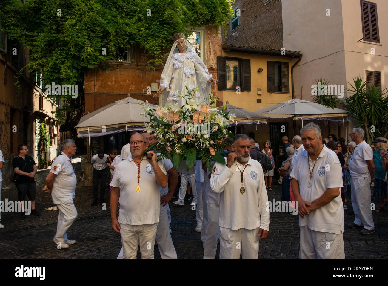 31 juillet 2023 - Rome, Italie : célébration solennelle et procession dans les rues de Trastevere en l'honneur de Madonna del Carmine, notre-Dame des citoyens romains appelée 'de Noantri'. Les porteurs de la statue pesant 1,6 tonnes, sont la Vénérable Confraternité du Saint Sacrement et Maria del Carmine in Trastevere. La fête a été officiellement instituée en 1927, mais les origines remontent au 16e siècle. En 1535, après une inondation, une statue de Marie sculptée dans du bois de cèdre a été découverte le long des rives du Tibre. © Andrea Sabbadini Banque D'Images