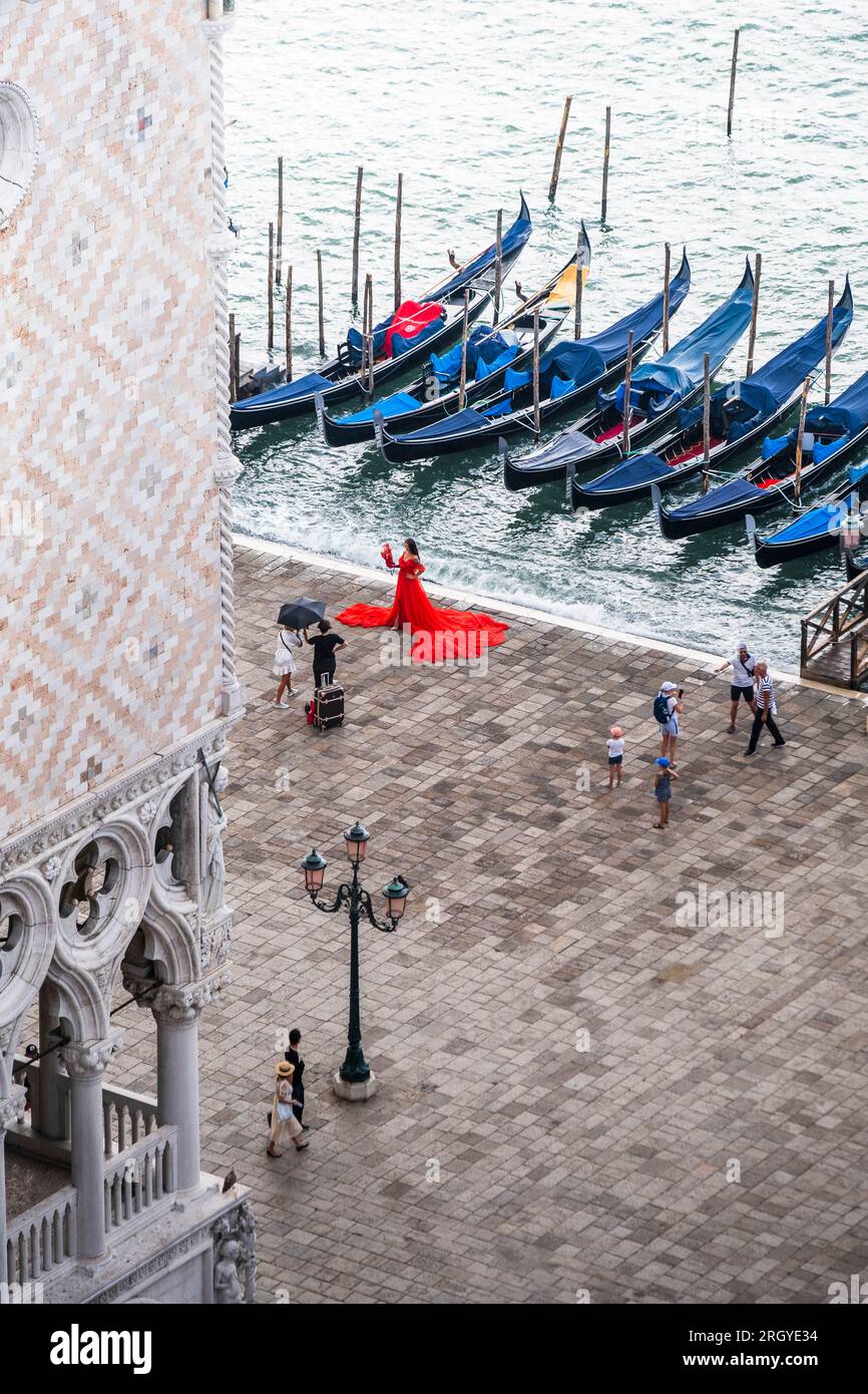 Adorez vos fleurs lors de la superbe séance d'avant-mariage en plein air de Venise. Banque D'Images