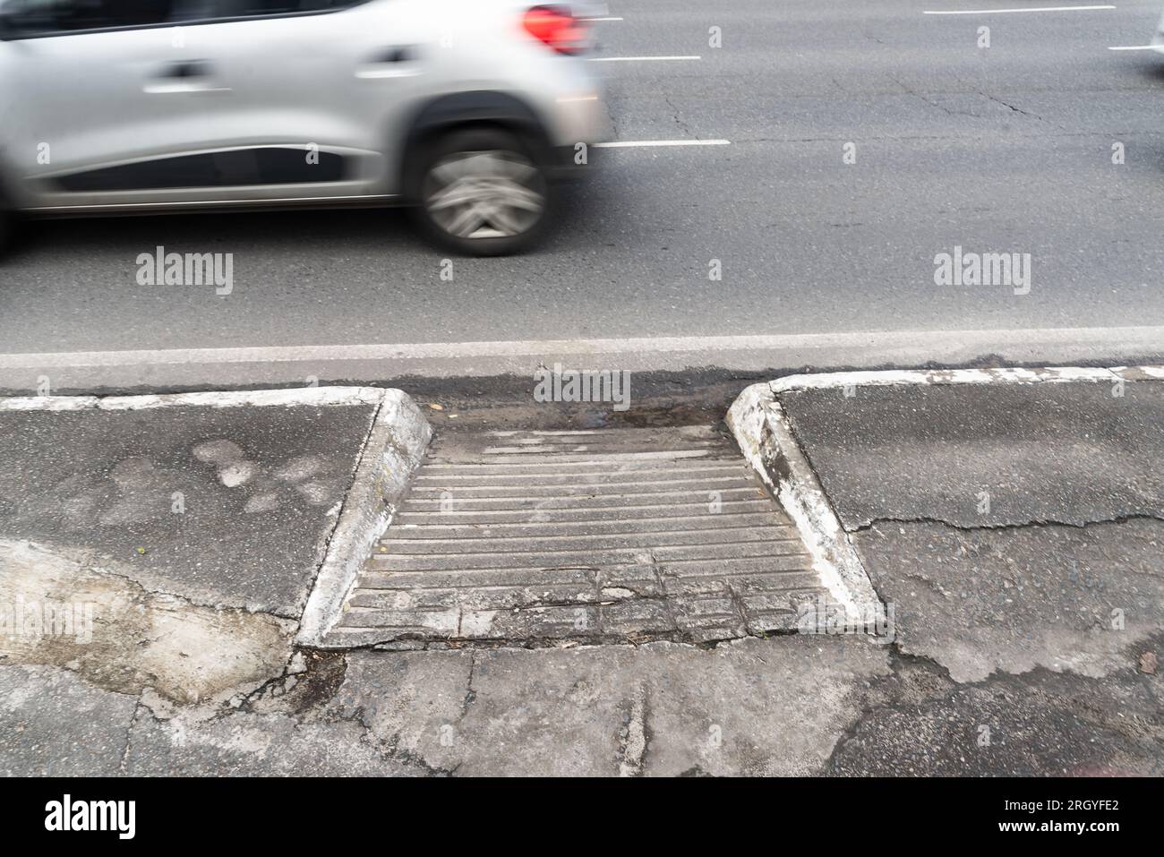 Salvador, Bahia, Brésil - 11 août 2023 : rampe d'accès pour les personnes en fauteuil roulant et les personnes ayant un handicap moteur physique. Avenida Tancredo Neves à Sal Banque D'Images