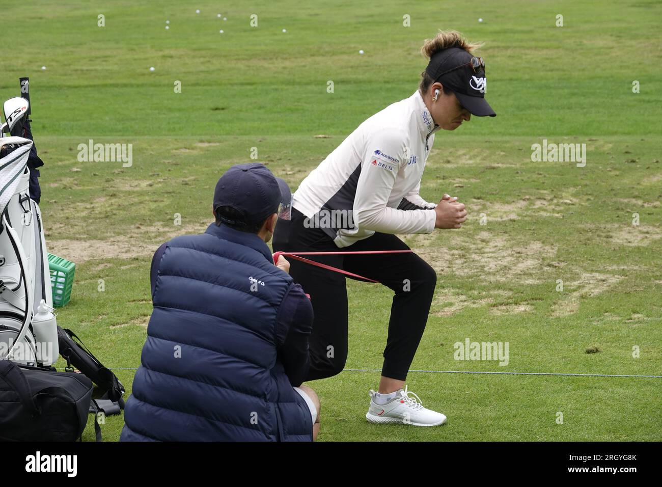 Walton on the Hill, Surrey, Royaume-Uni. 12 août 2023. L'AIG WomenÕs Open au Walton Heath Golf Club lors de la troisième manche (organisé par le Royal & Ancient Golf Club de St. Andrews - R&A ) photos : Gaby Lopez (Mex) se réchauffe sur la gamme avec son entraîneur crédit : Motofoto/Alamy Live News Banque D'Images