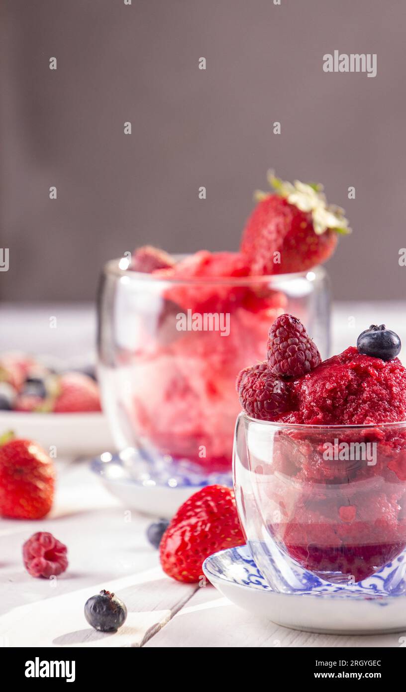 Sorbet aux baies dans des verres. Dessert rafraîchissant d'été de fraise, framboise, myrtille. Banque D'Images