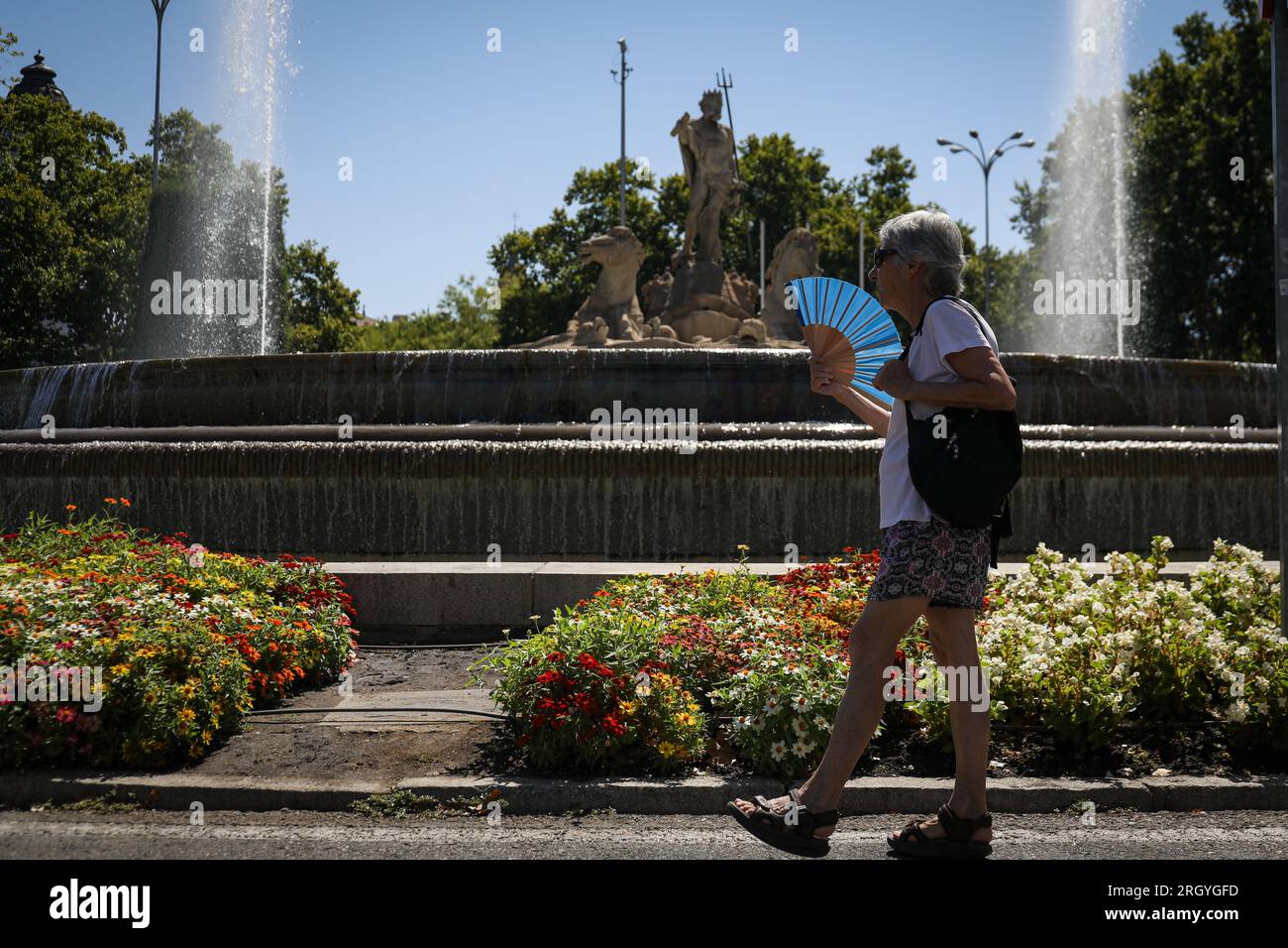 Madrid, Espagne. 12 août 2023. Une militante se déchaîne à cause de la chaleur à Madrid lors de la manifestation devant la fontaine de Neptune. Près d'une centaine de personnes se sont rassemblées à la fontaine Neptune à Madrid sous le slogan "Hug la Mar Menor", pour créer une chaîne humaine dans le but de défendre la "situation limite" que vit le Maditerraneo. Crédit : SOPA Images Limited/Alamy Live News Banque D'Images