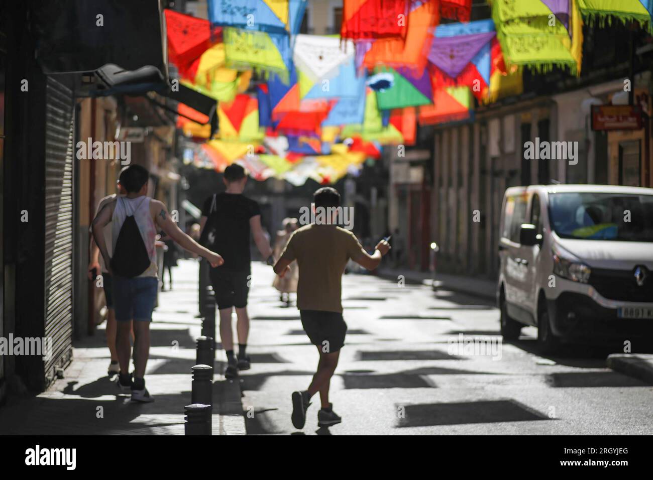 Madrid, Espagne. 12 août 2023. Un groupe de touristes descend la rue Calatrava dans le quartier de la Latina, qui est orné pour les festivités populaires de la Paloma à Madrid. (Image de crédit : © David Canales/SOPA Images via ZUMA Press Wire) USAGE ÉDITORIAL SEULEMENT! Non destiné à UN USAGE commercial ! Banque D'Images