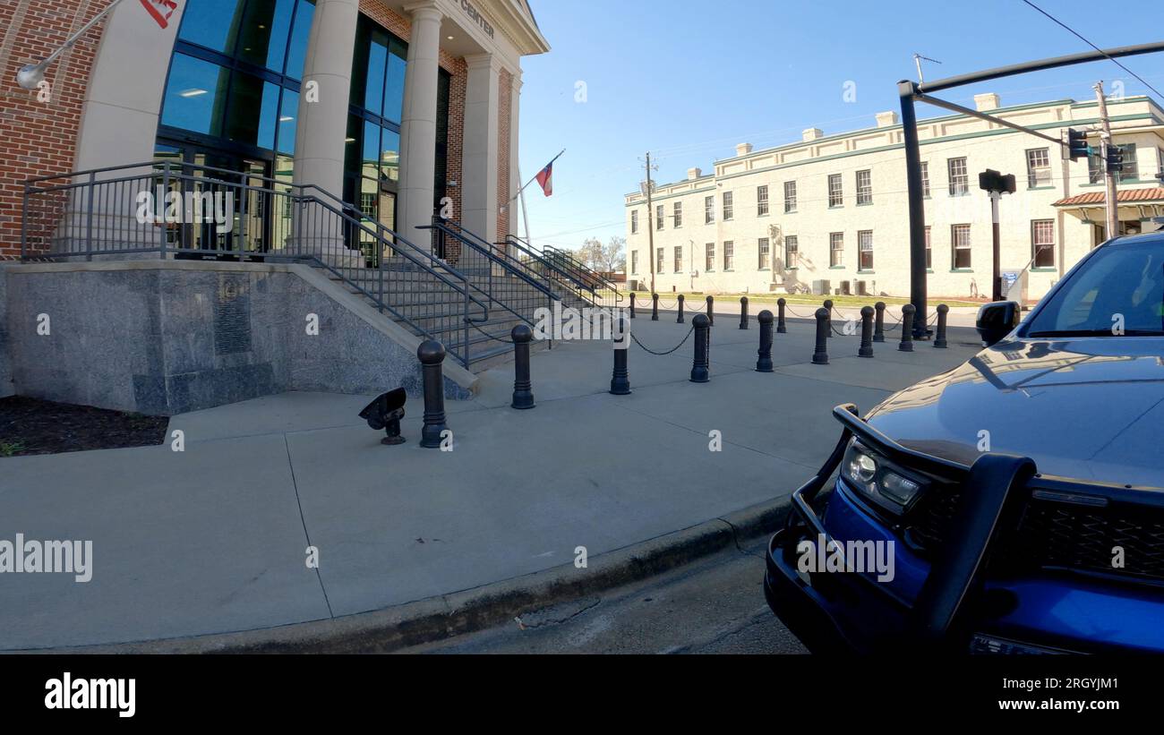 Burke County, GA États-Unis - 03 16 23 : Downtown Waynesboro Georgia State Patrol voiture et palais de justice Banque D'Images