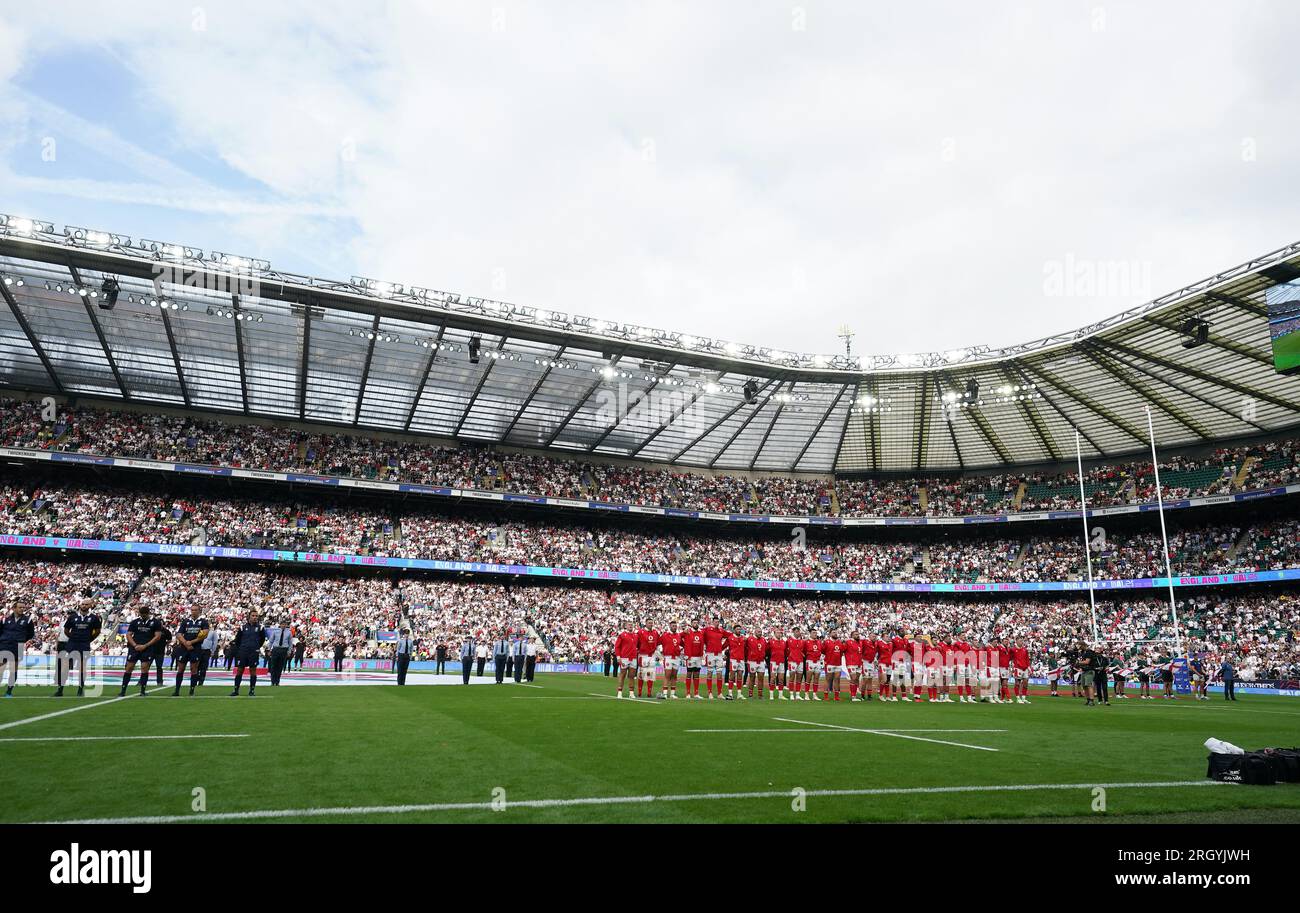 Les joueurs du pays de Galles s'alignent pour l'hymne national lors du match Summer Nations Series au Twickenham Stadium, Londres. Date de la photo : Samedi 12 août 2023. Banque D'Images