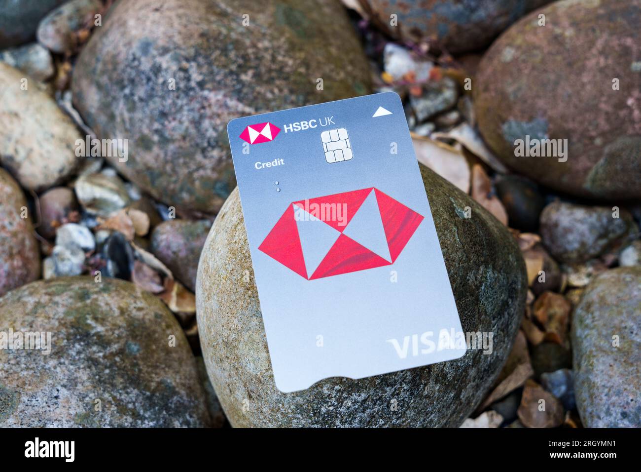 Nouvelle carte de crédit HSBC UK VISA. Le nouveau look 2023 d'une carte bancaire, avec des fonctions de sécurité supplémentaires. Stafford, Royaume-Uni, 12 août 2023 Banque D'Images