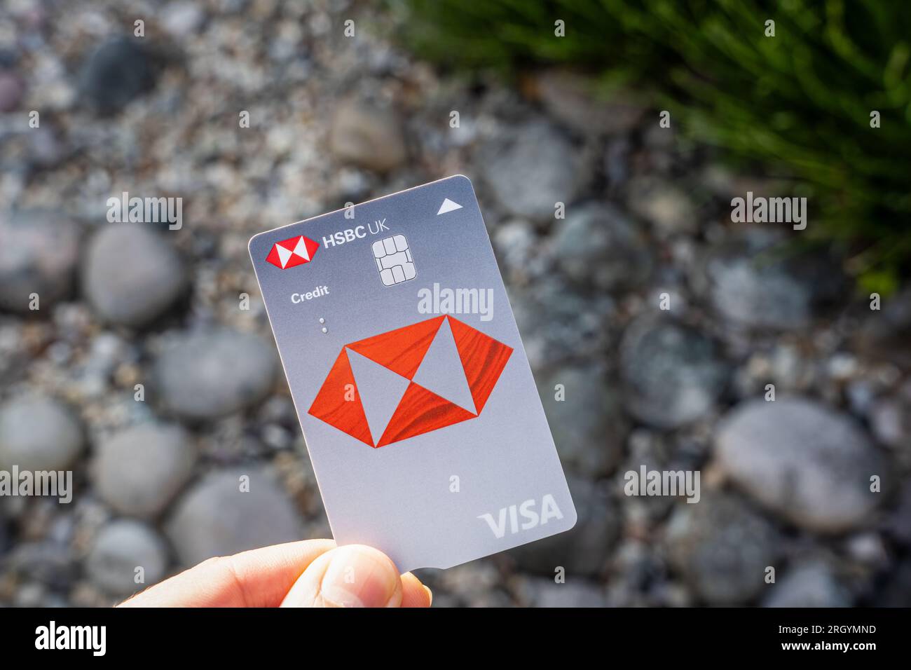 Nouvelle carte de crédit HSBC UK VISA. Le nouveau look 2023 d'une carte bancaire, avec des fonctions de sécurité supplémentaires. Stafford, Royaume-Uni, 12 août 2023 Banque D'Images