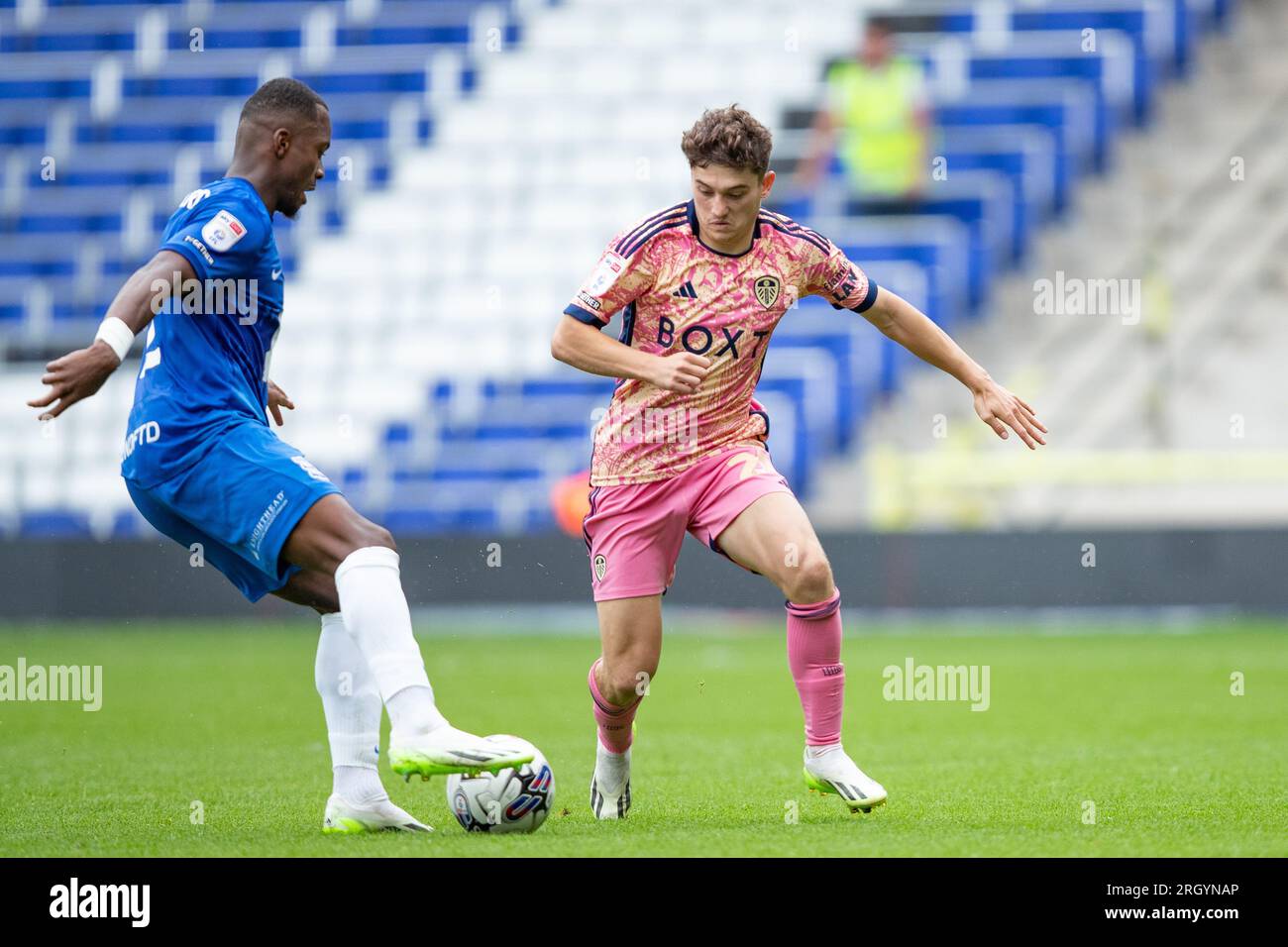 Birmingham le samedi 12 août 2023. Ethan Laird de Birmingham (L) et Daniel James de Leeds en action lors du match du Sky Bet Championship entre Birmingham City et Leeds United à St Andrews, Birmingham le samedi 12 août 2023. (Photo : Gustavo Pantano | MI News) crédit : MI News & Sport / Alamy Live News Banque D'Images