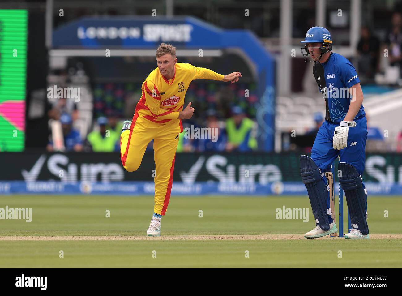 Londres, Royaume-Uni. 12 août 2023. Trent Rockets Joe Root bowling comme le London Spirit affronter les Trent Rockets dans la compétition des cent hommes à Lords. Crédit : David Rowe/Alamy Live News Banque D'Images