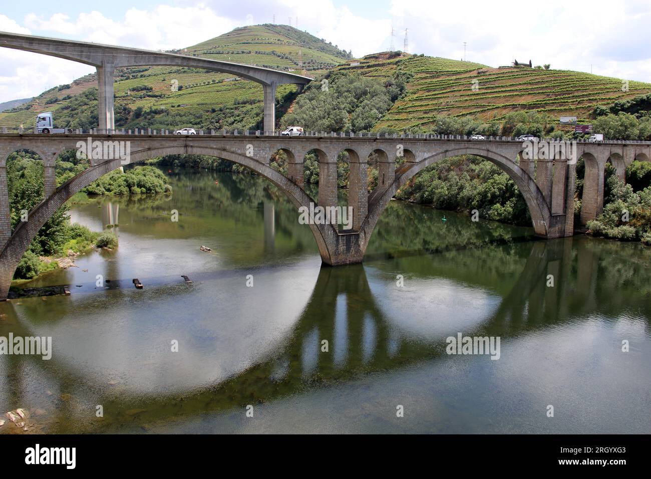 Ponts traversant le fleuve Douro à l'est de Porto dans la région viticole portugaise, vignobles en terrasse sur les pentes en arrière-plan, Peso da Regua, Portugal Banque D'Images