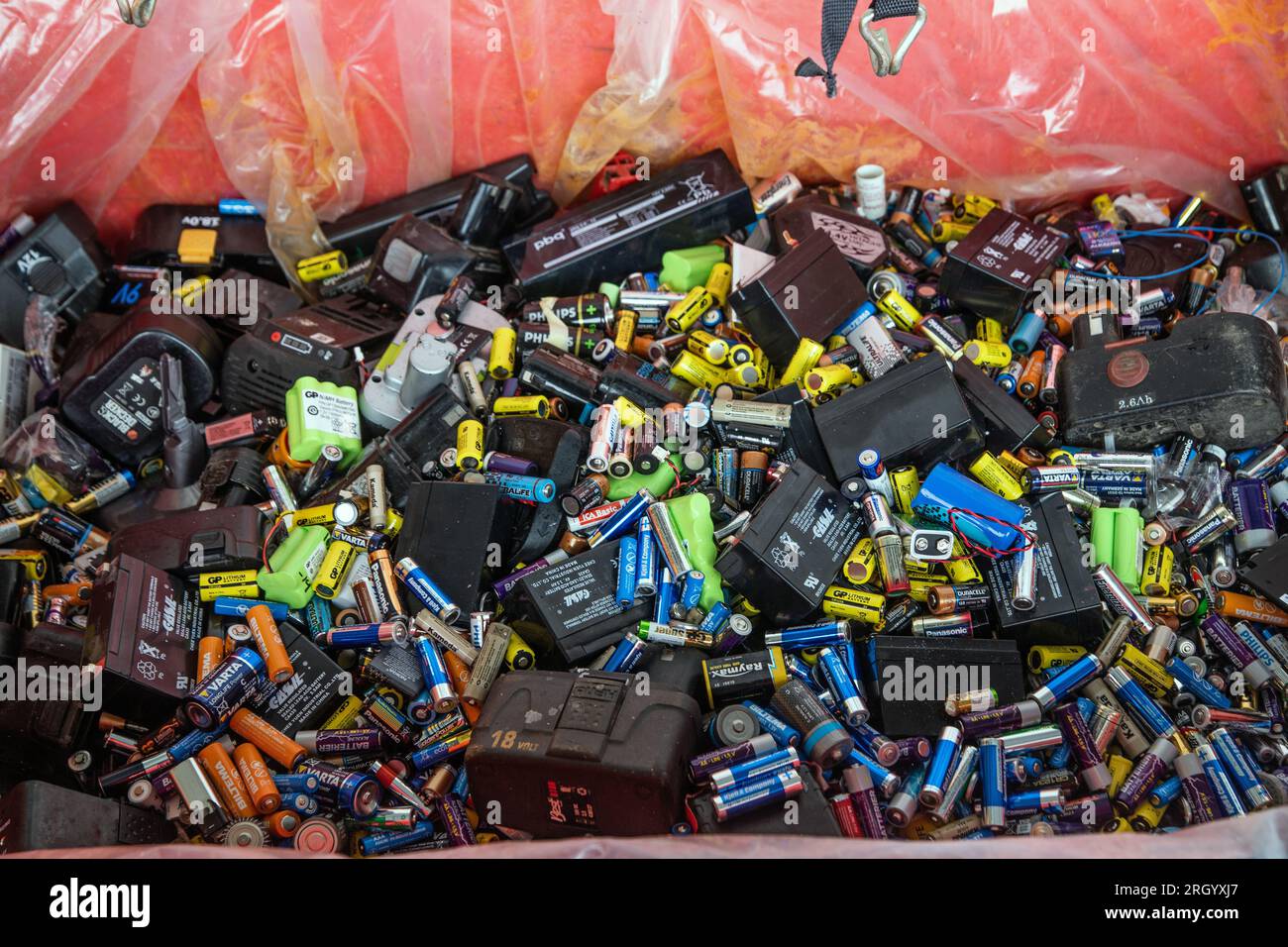 Vieilles ampoules et batteries collectées au centre de recyclage en Suède Banque D'Images