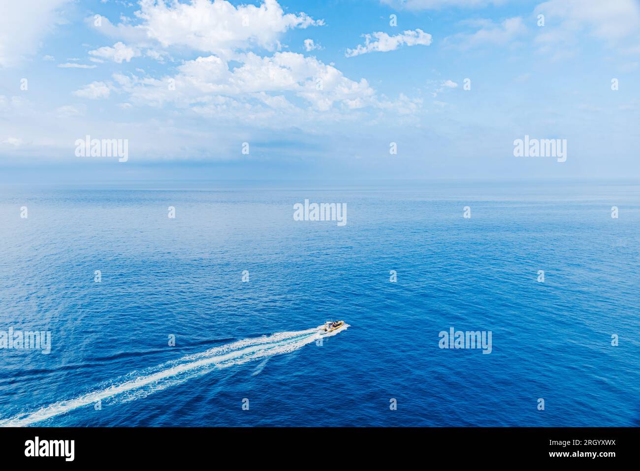 Bateau à moteur hors-bord entrant dans les eaux bleues de la Méditerranée. Banque D'Images