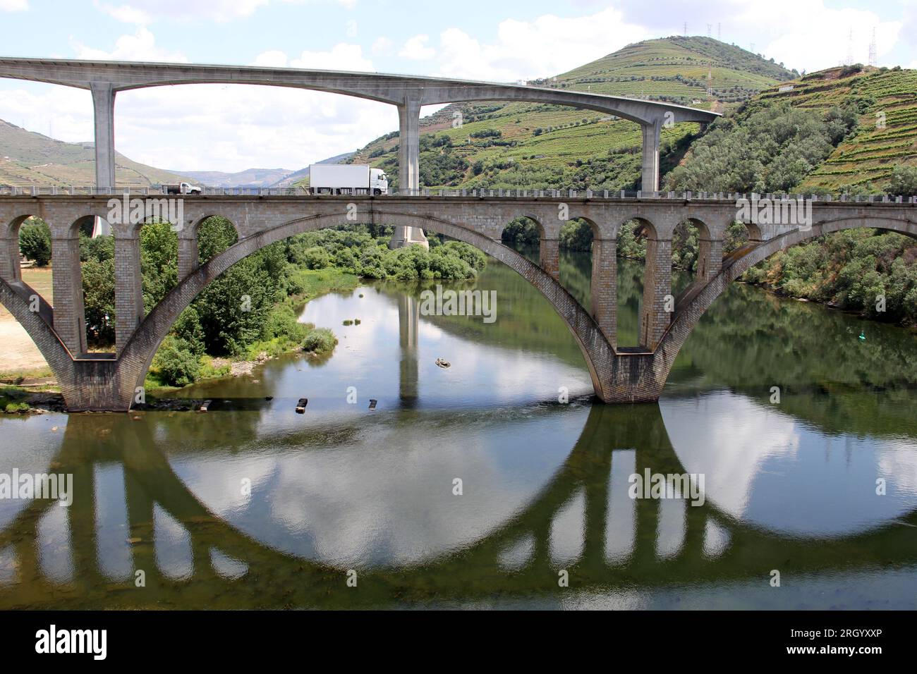 Ponts traversant le fleuve Douro à l'est de Porto dans la région viticole portugaise, vignobles en terrasse sur les pentes en arrière-plan, Peso da Regua, Portugal Banque D'Images